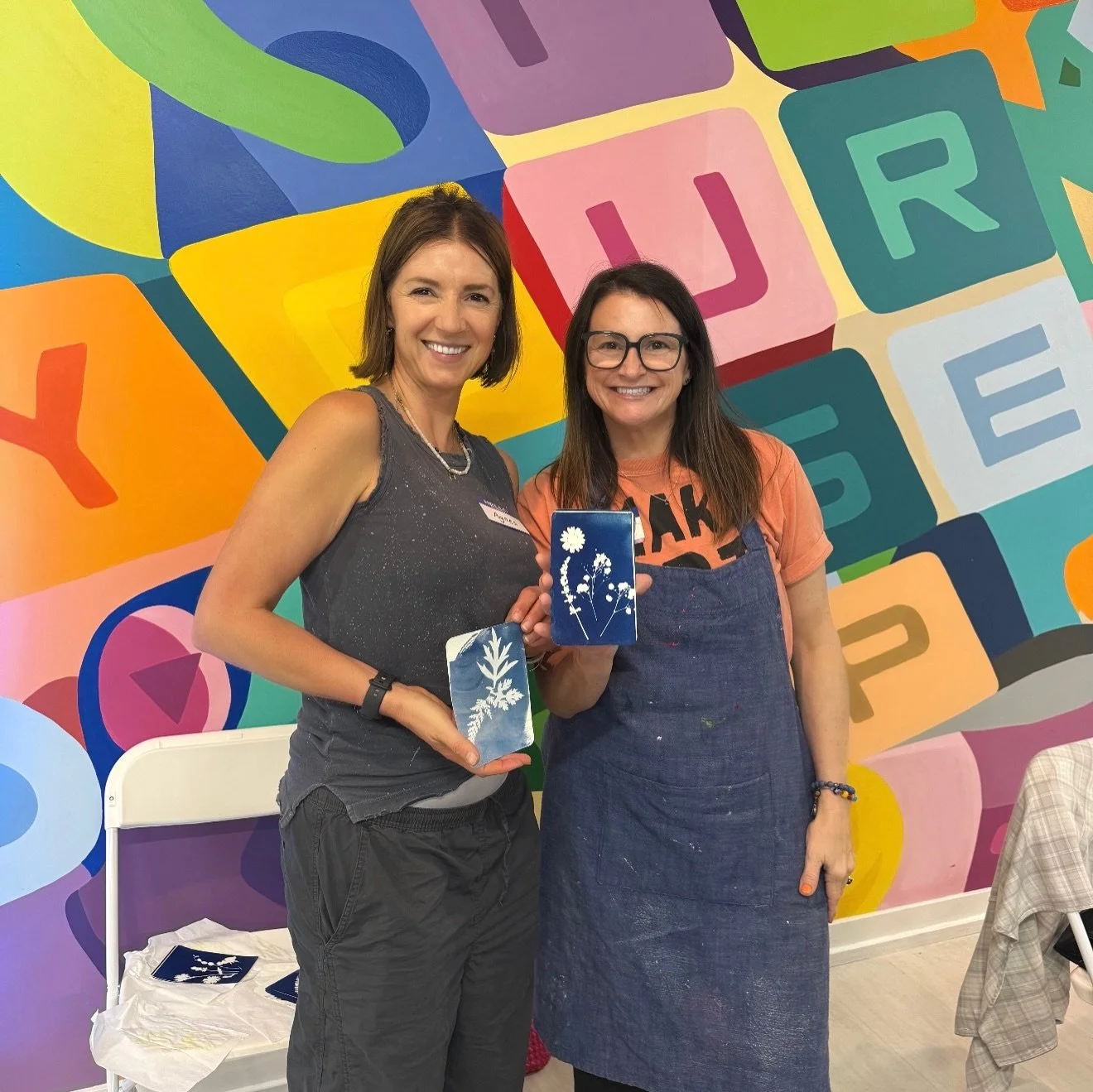 My gf and I had a blast last night learning Cyanotype on ceramic from @studio_bluefern at @theemptycorner ! 
Science + Art = FUN!! 🤩