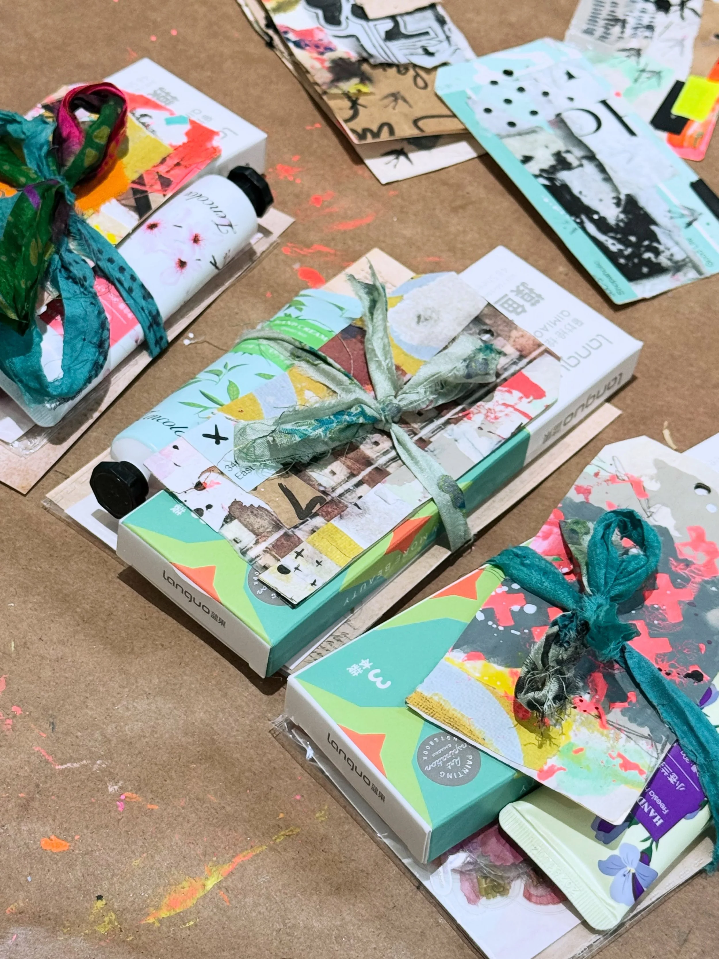 Do you like curated gift bags? ➡️

And creating something that can be used in multiple ways? ➡️

Do you like intimate, inspiring settings? ➡️

And connecting with other women? ➡️

This all happens in my home with communal exercises meant to loosen up