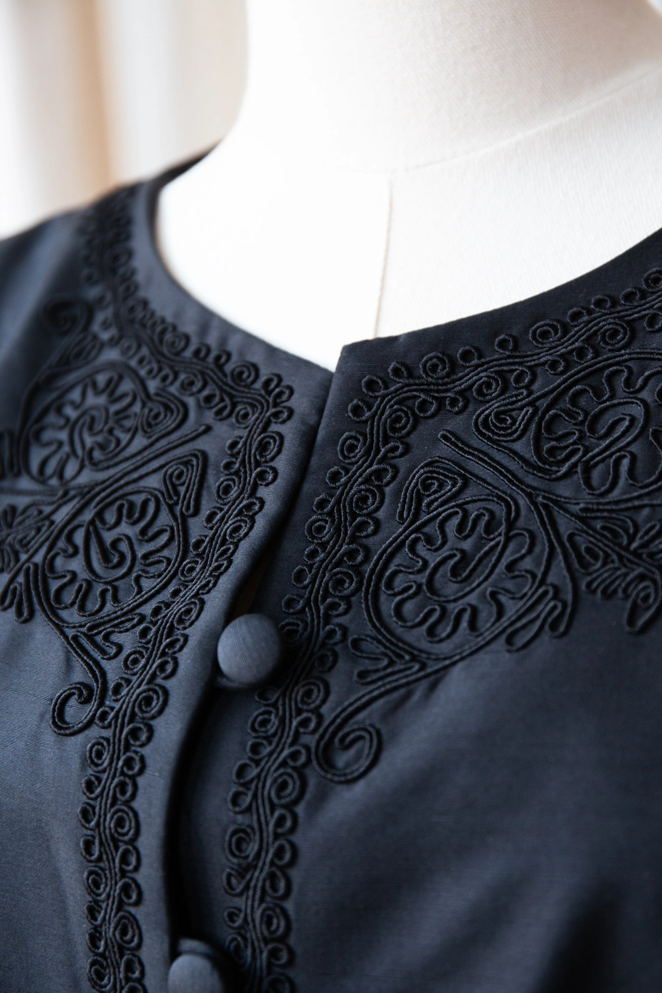 blacksilkjacket21.jpg