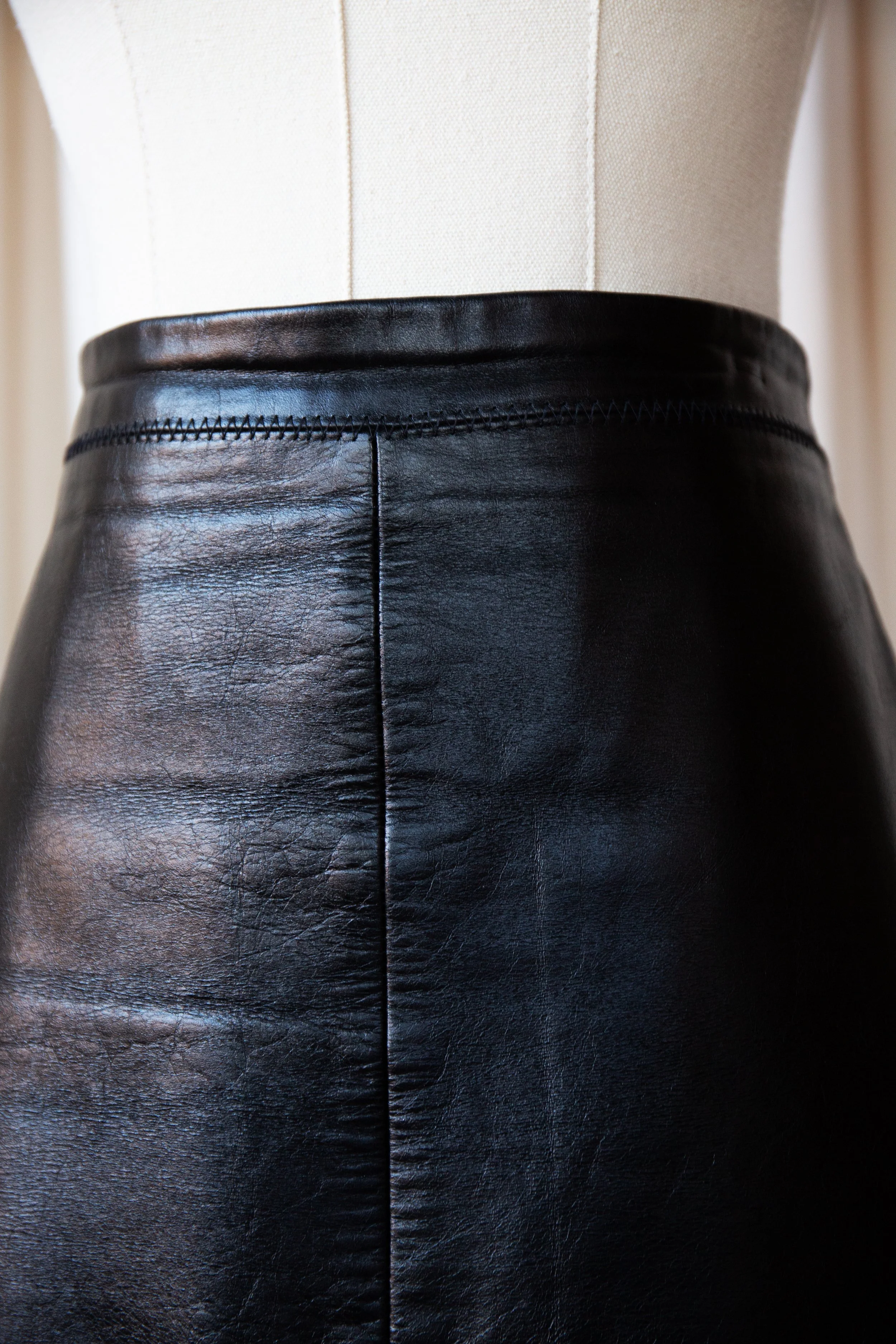 blackleatherskirt3.jpg