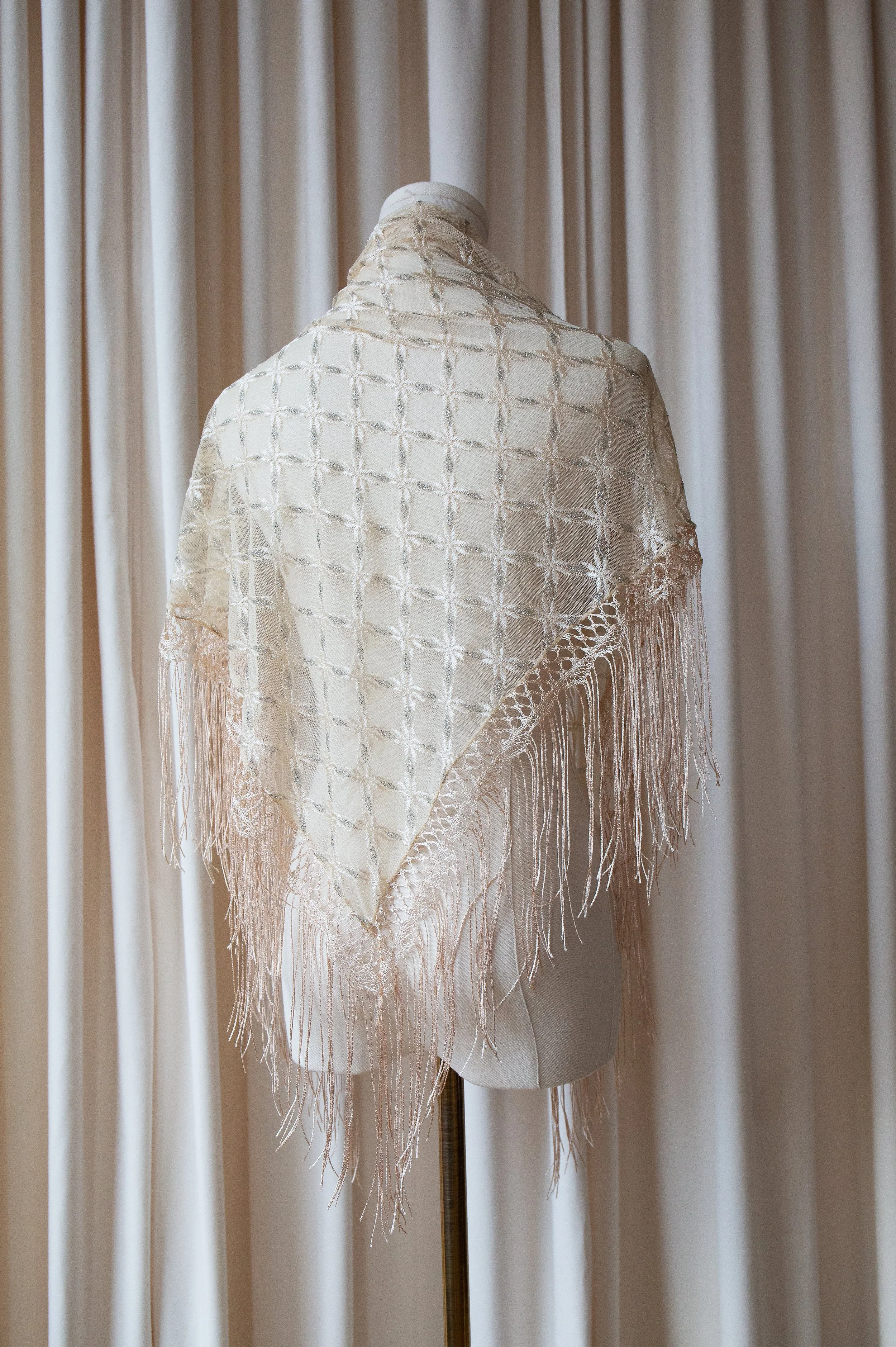 silvercreamscarf21.jpg