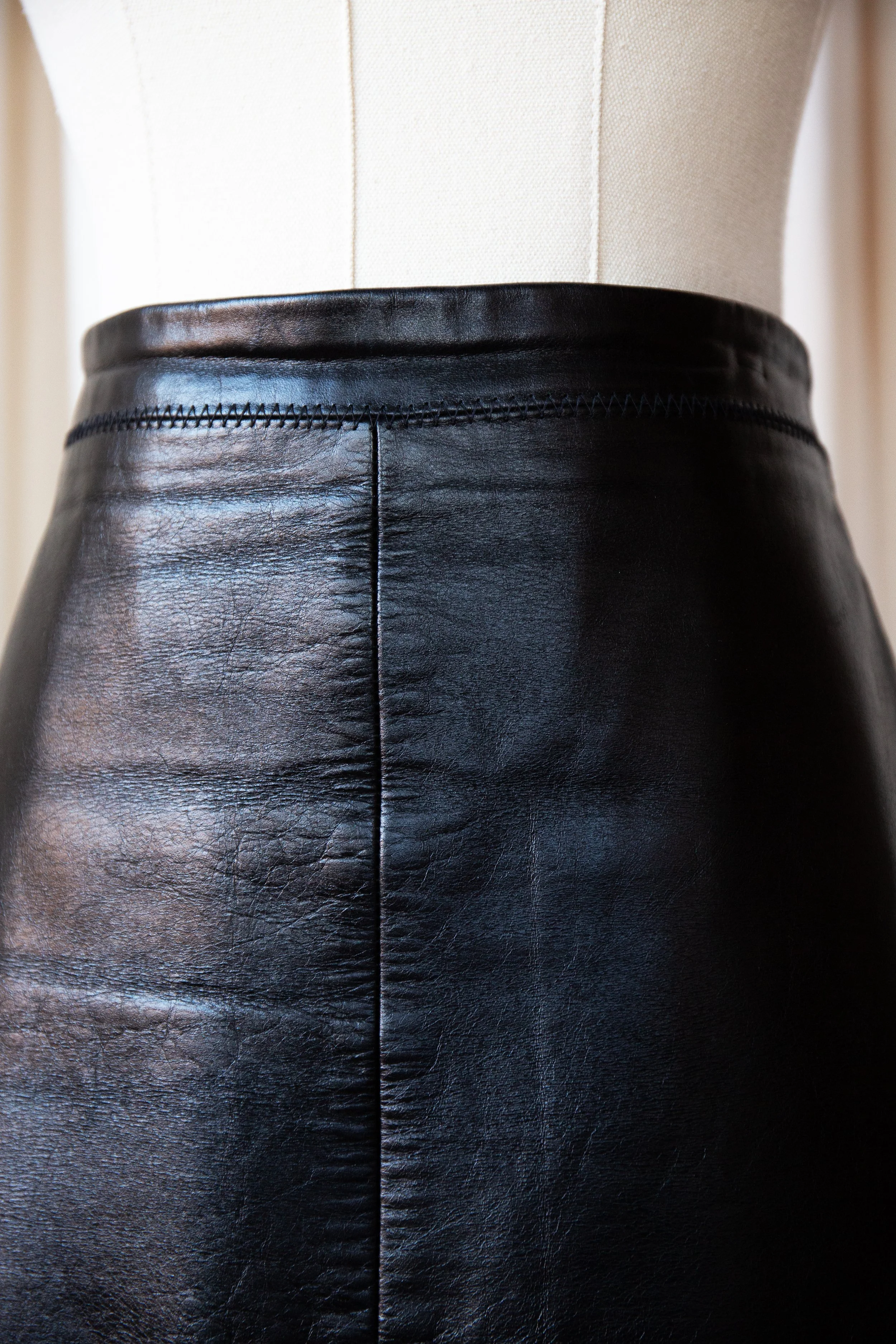 blackleatherskirt2.jpg