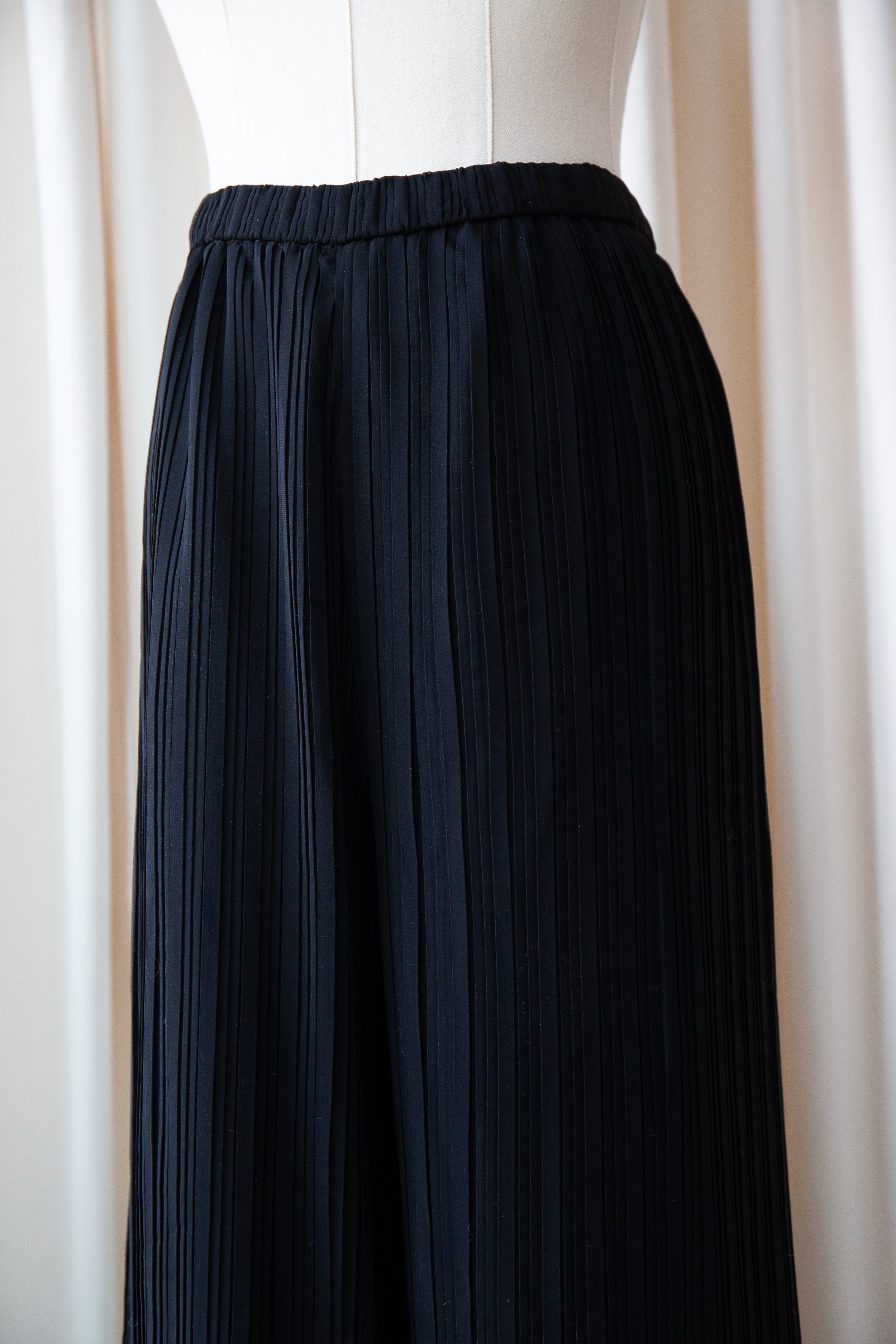 blackpleatedpants2.jpg