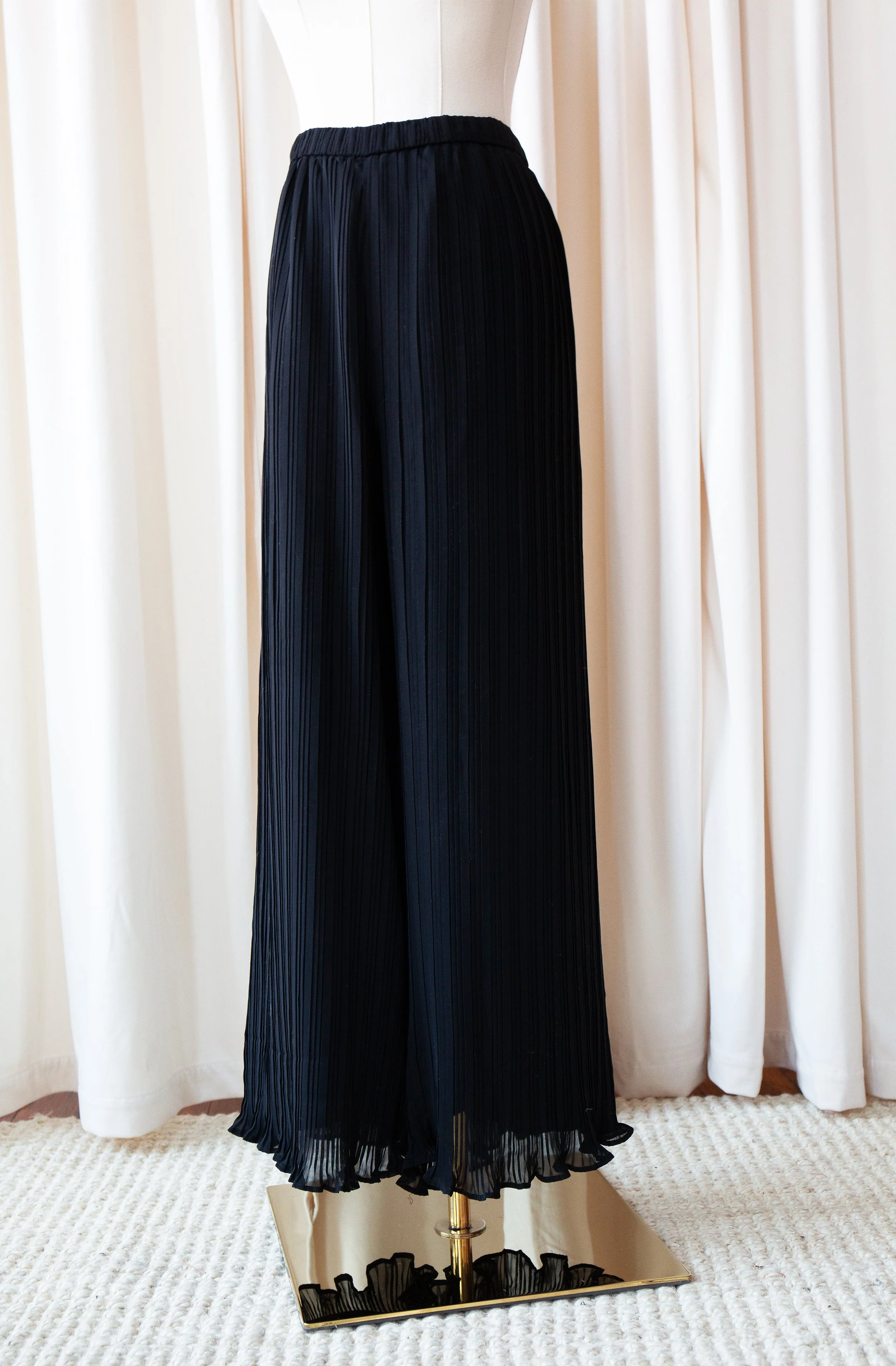blackpleatedpants1.jpg