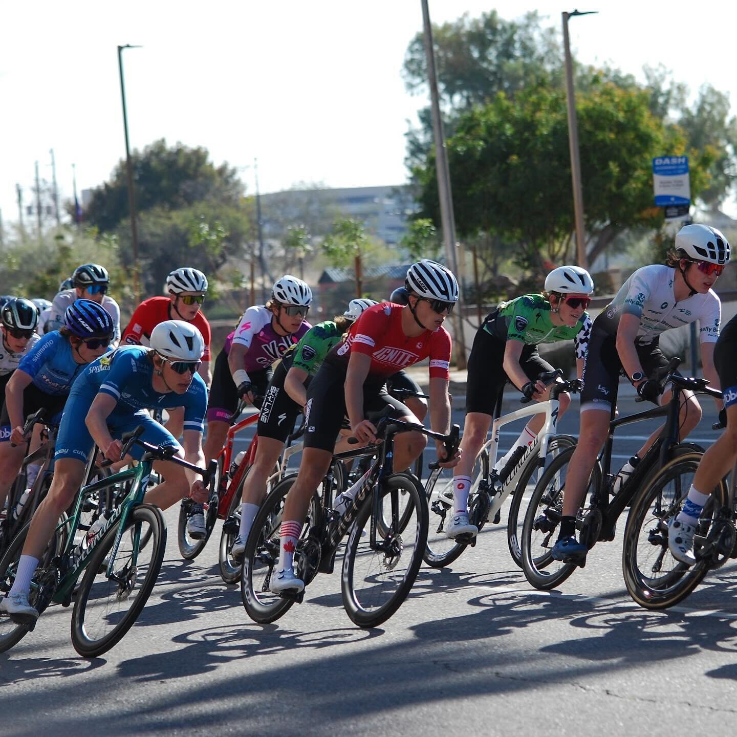 Nos deux juniors, Mik et Gab, ont commenc&eacute; leur saison de mani&egrave;re remarquable lors de la course par &eacute;tapes Valley of the Sun en AZ 🇺🇸. 

@mik.guilbault a r&eacute;alis&eacute; une performance impressionnante, se classant 6e au 