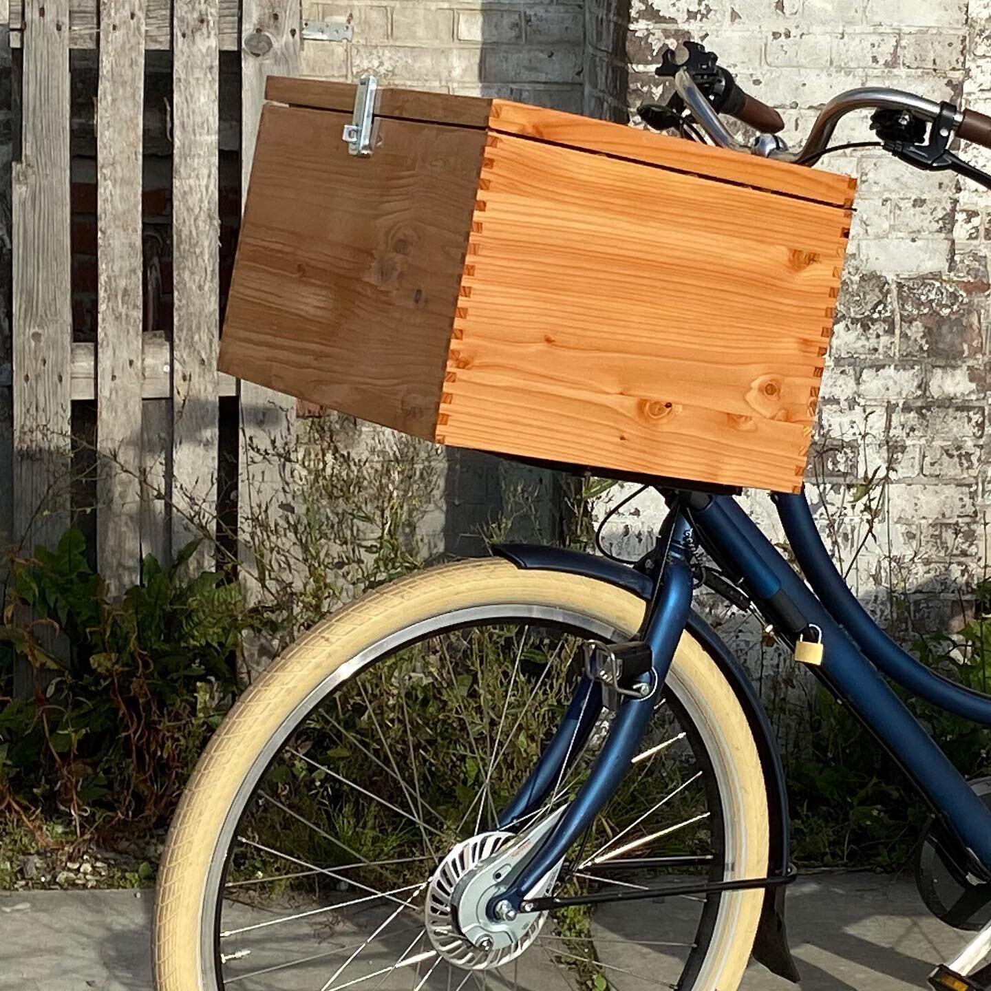 #kist met deksel voor op de fiets #materiaalDouglashout #afgelaktmetbootlak #DingenvanHout