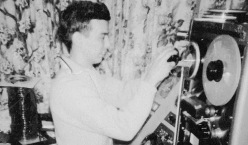 Bill White trabajando con un equipo de grabación, 1962