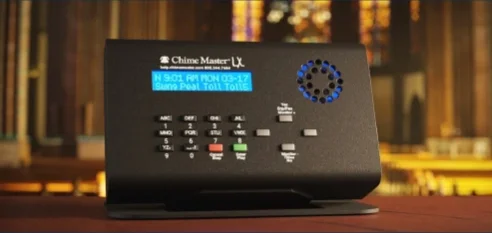 Controlador digital de carillón con pantalla y teclado, utilizado para programar y automatizar la música de las campanas de la iglesia y los repiques programados