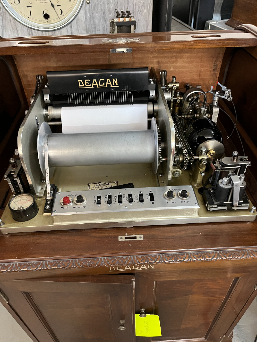Mecanismo eléctrico vintage Deagan con sistema de accionamiento por rollo de papel en el interior de una caja de madera, que forma parte de una instalación histórica de campanas tubulares de la que se encarga Chime Master.
