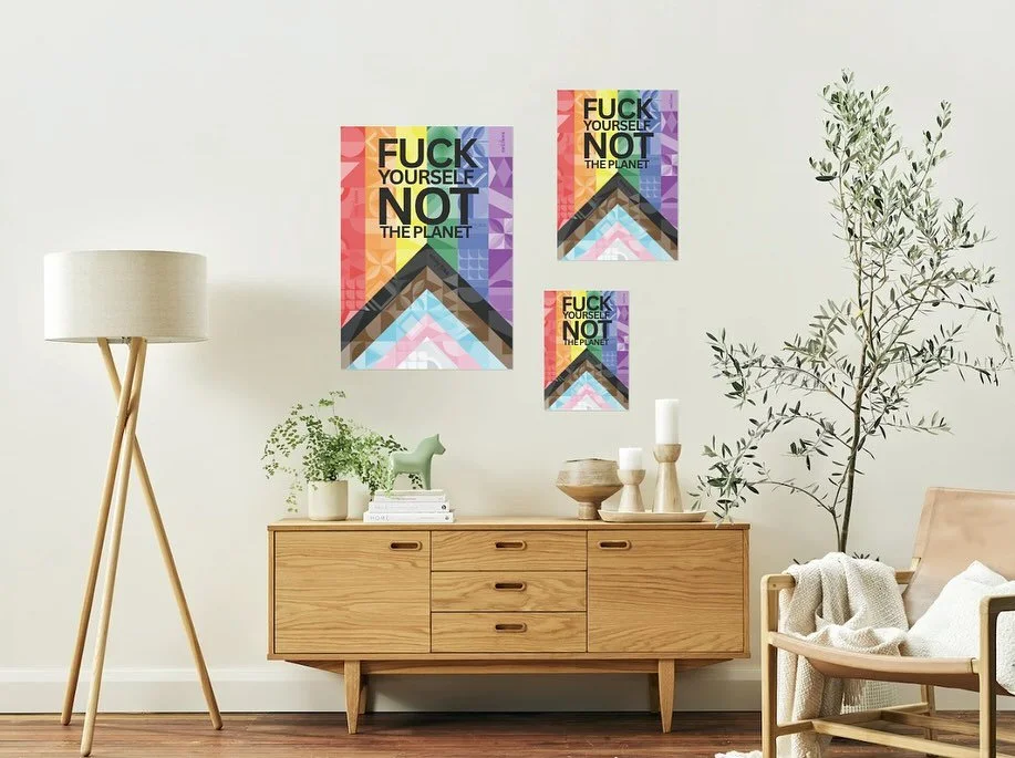 MANUfuckTURA &ndash; Statement Collection

Unsere Statement Collection ist f&uuml;r alle, die ein Teil von MANUfuckTURA sein wollen &ndash; auch ohne gleich ein Holzobjekt zu kaufen.
Ob T-Shirt, Poster oder Tote Bag: Jedes St&uuml;ck tr&auml;gt unser