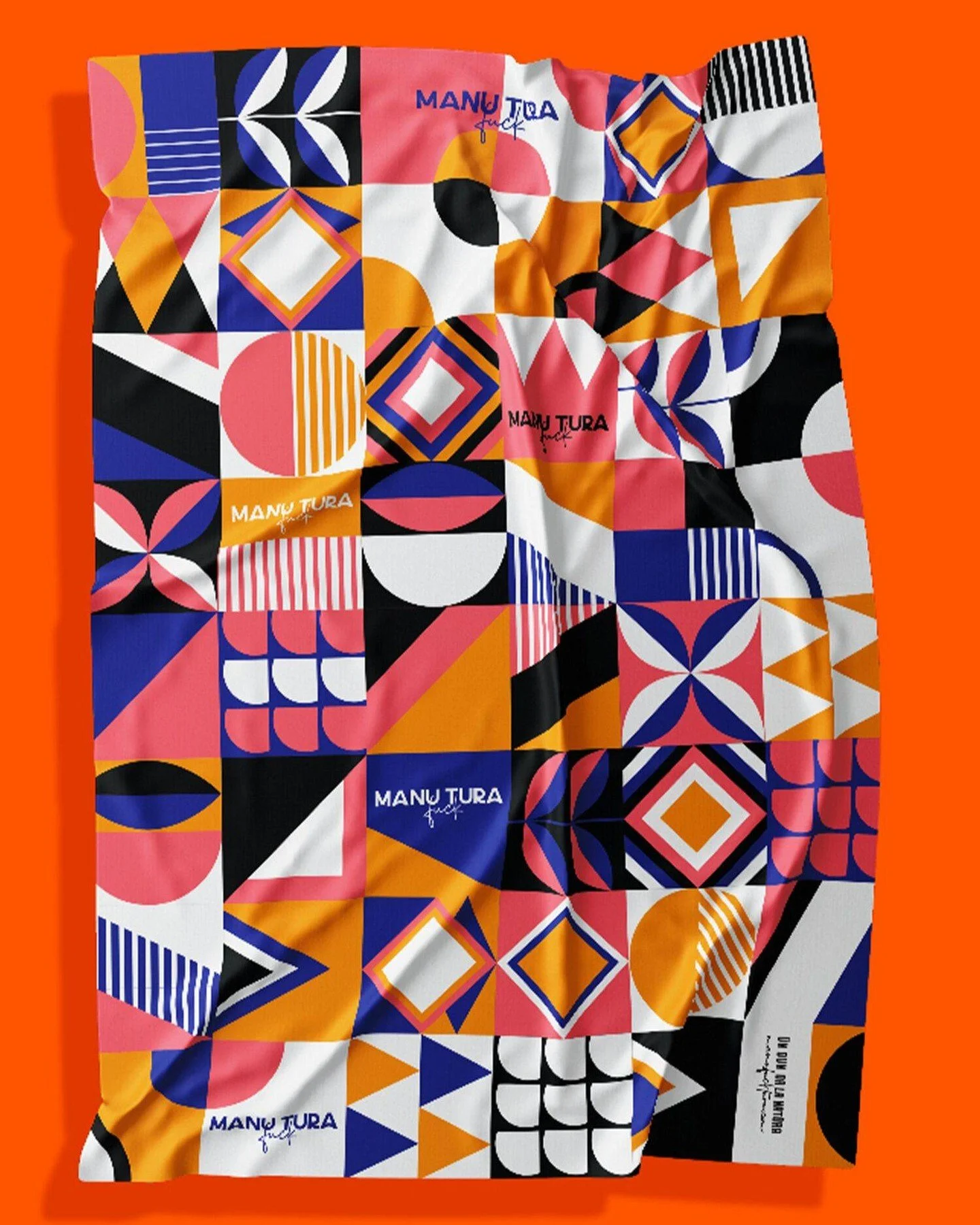 Das MASAL Foulard. Designed in Switzerland. Woven magic. Geometrie trifft Farbe. Blau. Orange. Pink. Schwarz. Wei&szlig;. Text drauf: MANUTURA. Weil subtil ist nicht unser Style. Schal. Schal? Nein. Art piece zum Umh&auml;ngen. Kopftuch. Bett-Deco. W