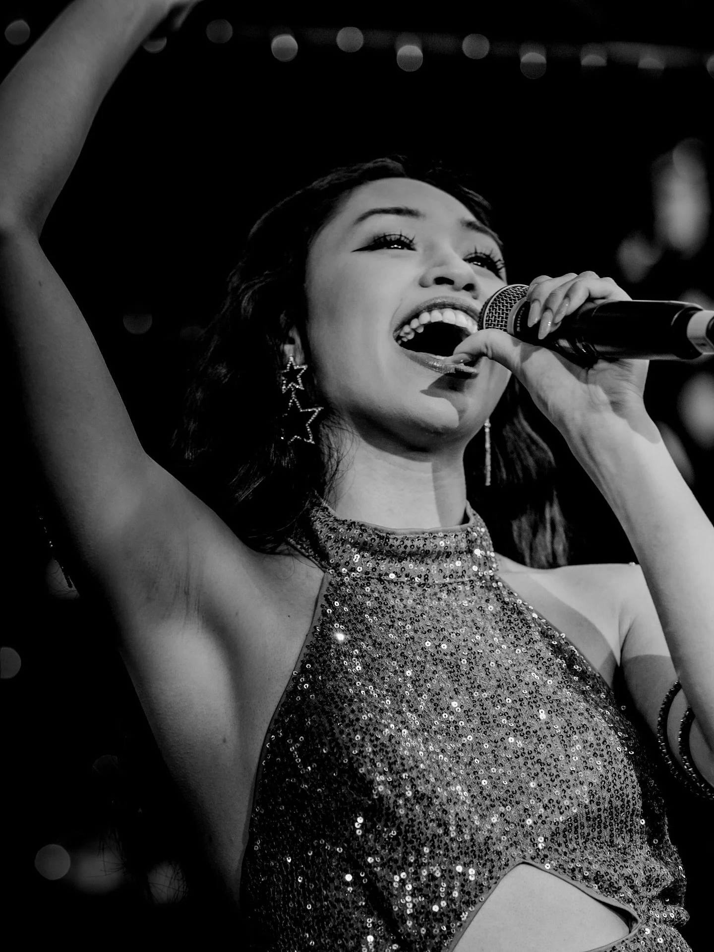 Spotlight, sequins, and pure vocals—fashion week isn’t just about the runway, it’s a full spectacle . 🎤✨