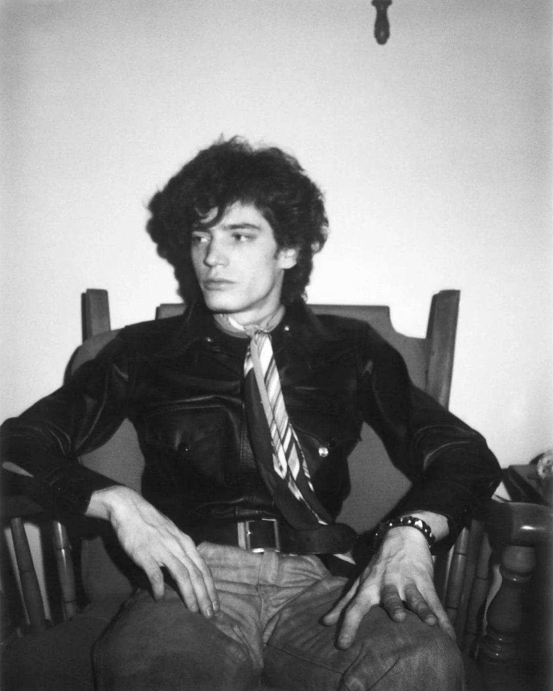 Famously controversial, Robert Mapplethorpe was a New York-based photographer known for his incredibly powerful black-and-white portraits, self-portraits, and still lifes. After enrolling at Pratt Institute in 1963 and moving into the Chelsea Hotel w