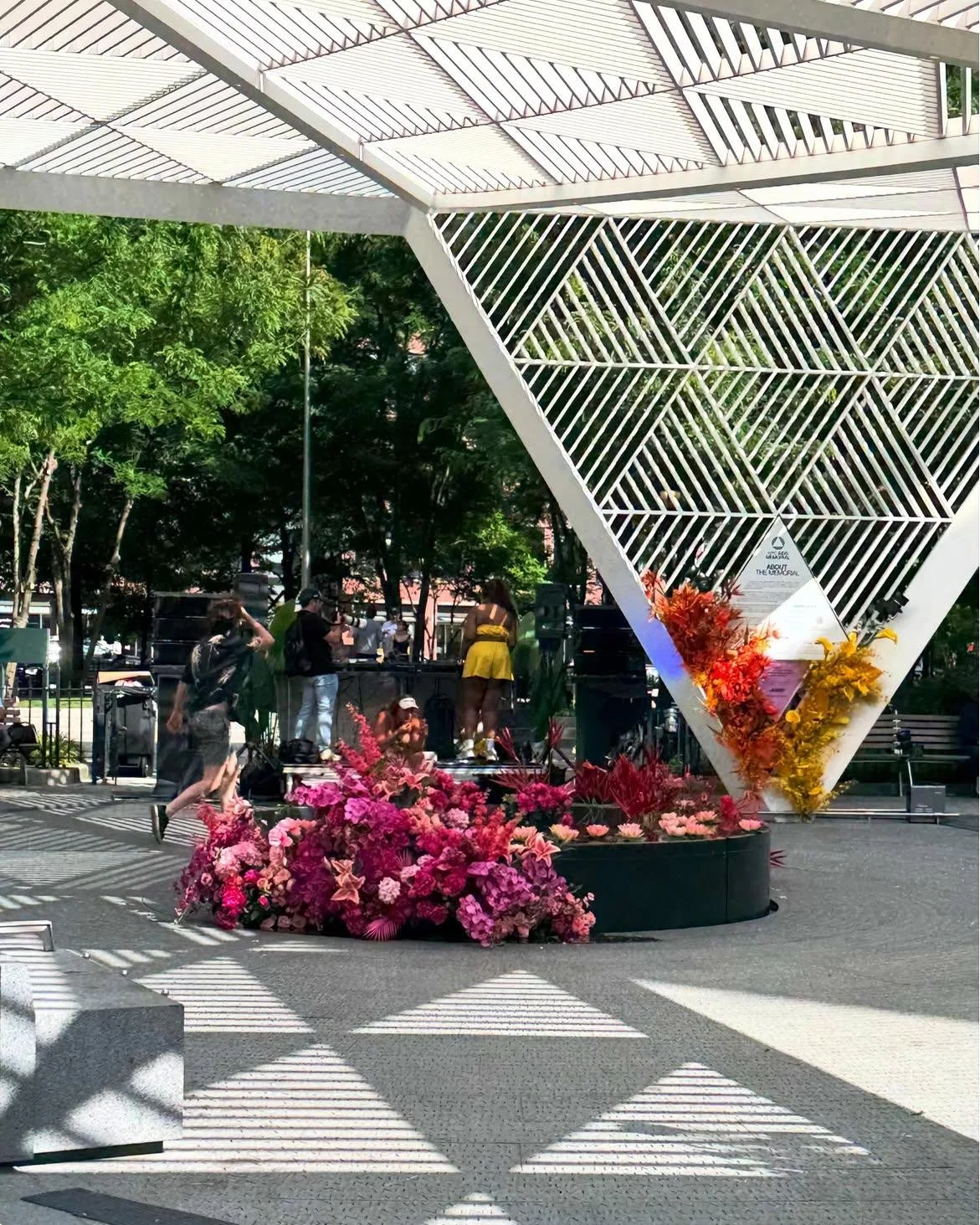 #Pride at #NYCAIDSMemorial through your eyes ❤️🧡💛💚🩵💜 Floral installation by @antheus_ @skirtsuit as seen by 1️⃣ @francesco212 2️⃣ @pg1a 3️⃣ @truaxartadvisory 4️⃣ lannygolightly 5️⃣ alexbarillas