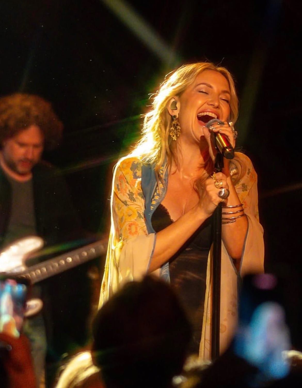 @katehudson wears @azzafahmy Filigree Crescent Earrings with 8.20ct emeralds, on stage at The Roxy ⚡styled by @marc_eram