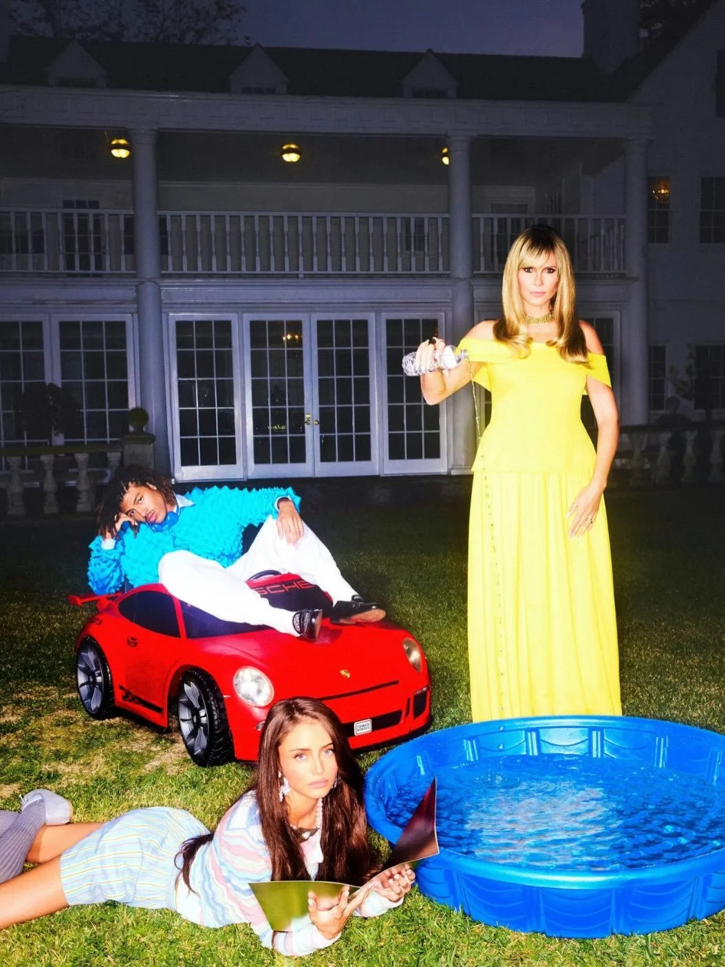 Paper Magazine x Henry Samuel ⚡️

Shot by Max Montgomery and styled by Sasha Alexander, Henry brings a fresh, playful energy to this editorial moment wearing Theo shorts and a Gert-Johan Coetzee jacket. A sharp mix of tailoring and new-gen attitude, 