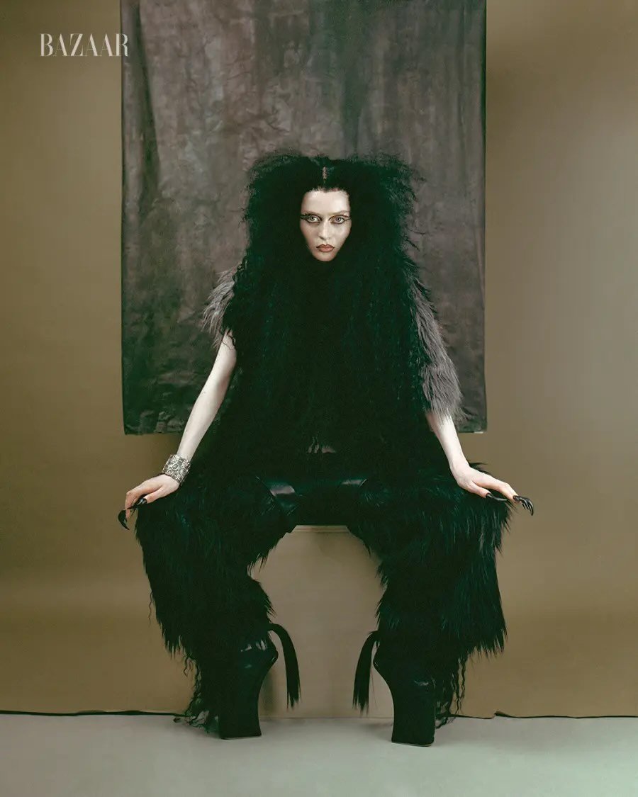 @pyrrhajewelry cuff &amp; @angustsuiofficial gloves for @harpersbazaarec styled by @borna_prikaski 

Fotografía y Dirección - Lucho Dávila - @iamtrece
Post-producción - Julia Alexandra S - @julialexandra6
Nails Artist - Giulia Oldani - @giulia_ol