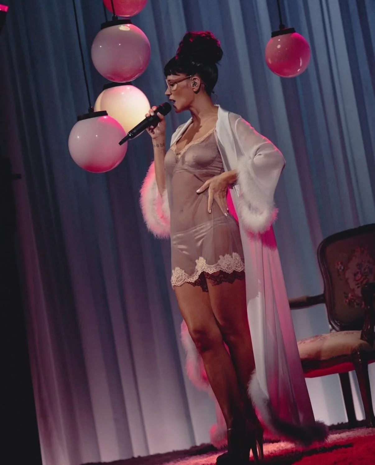 @lilyallen wears @cubitts for WEST END GIRL TOUR

Styled by @melzy917
Pulled from @in_house.group 

Special thanks to @douglaswamiller 

Team:

@_lucygaston
@harrylangfordd
@ailsachaplin
@jannabannon

Make up @aimeetwistartistry
Hair @rosskwan

Photo