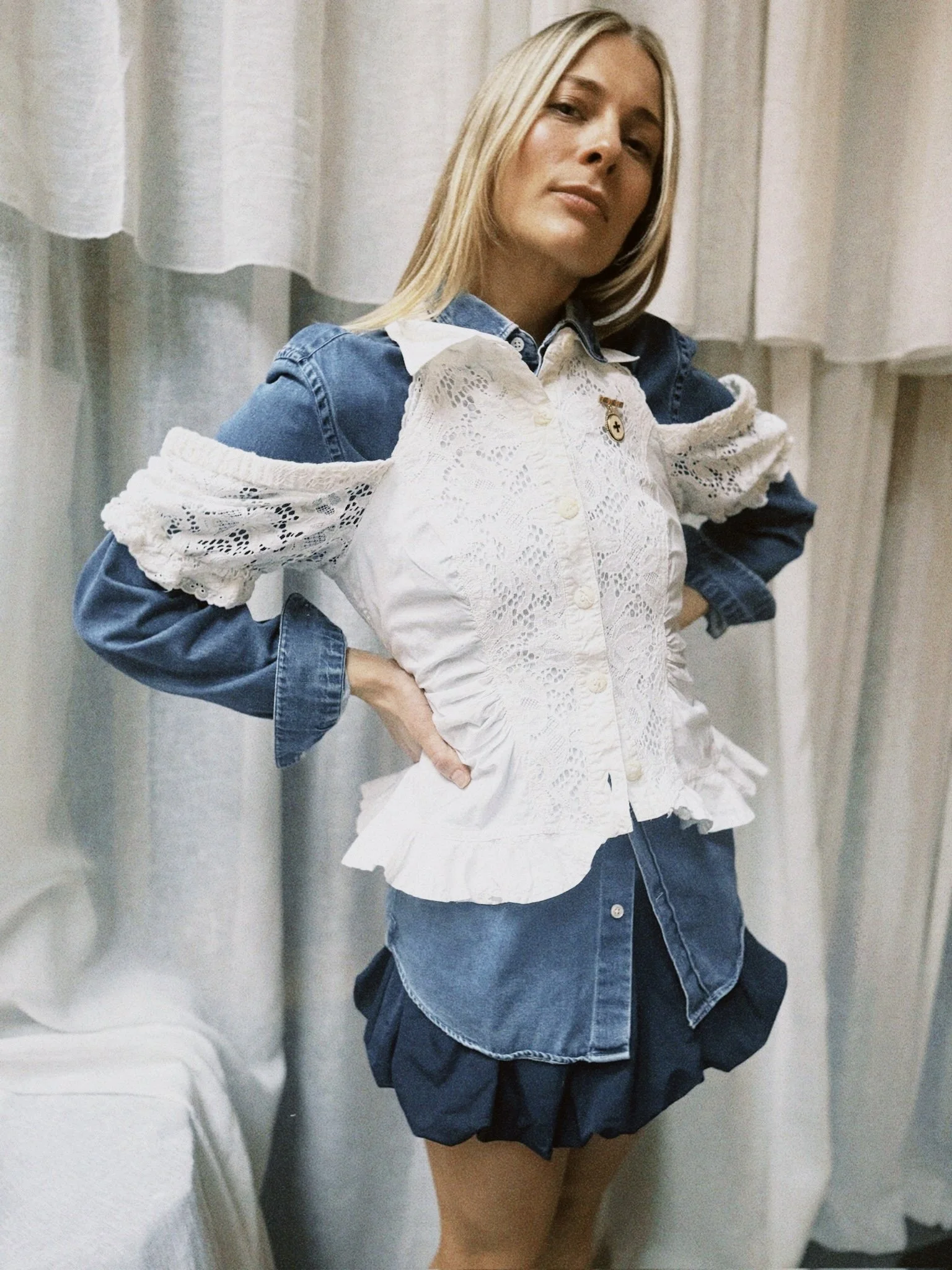 Bluse hvit blonder drop shoulders