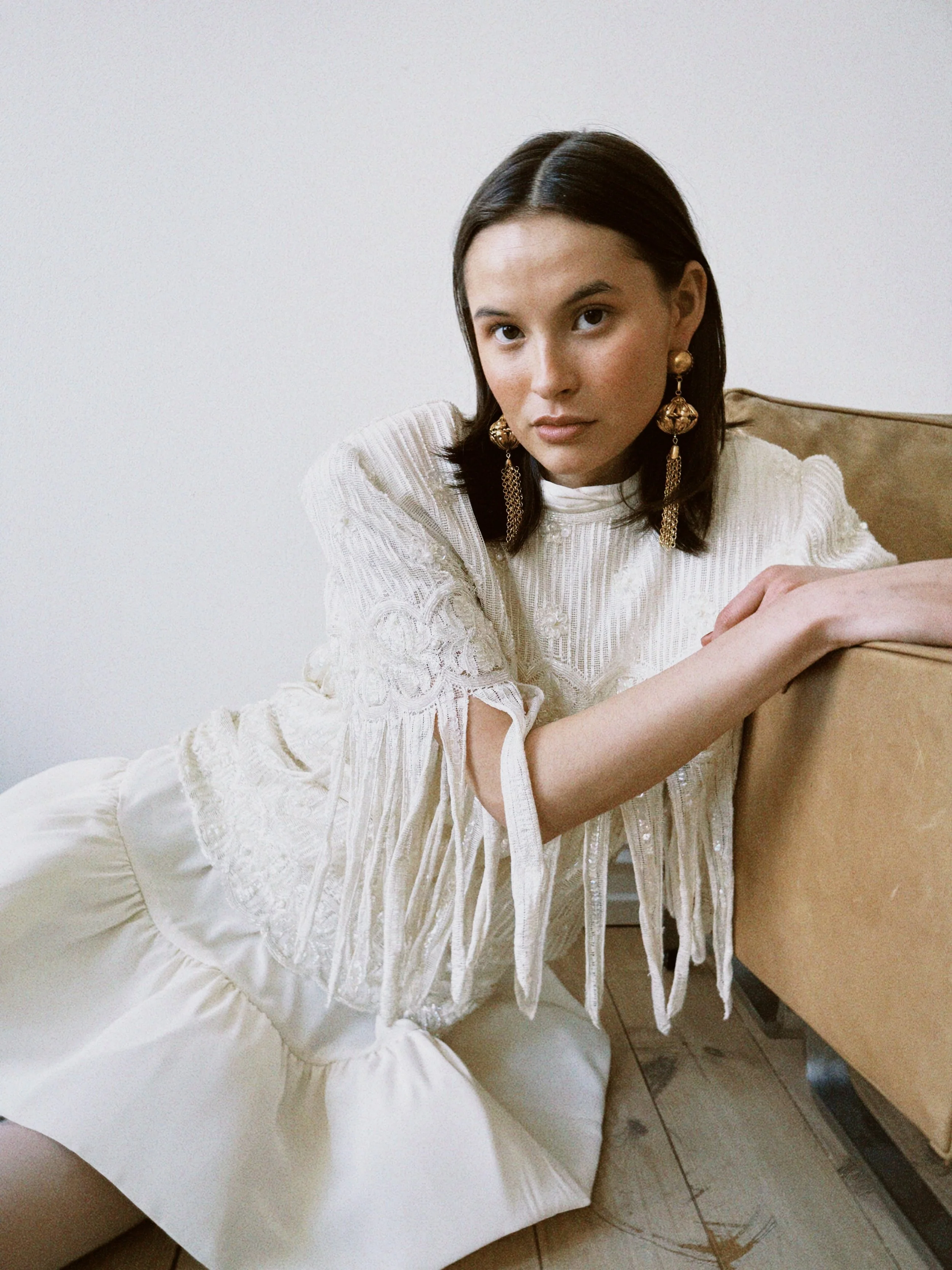 Topp kremhvit med fringes og perler