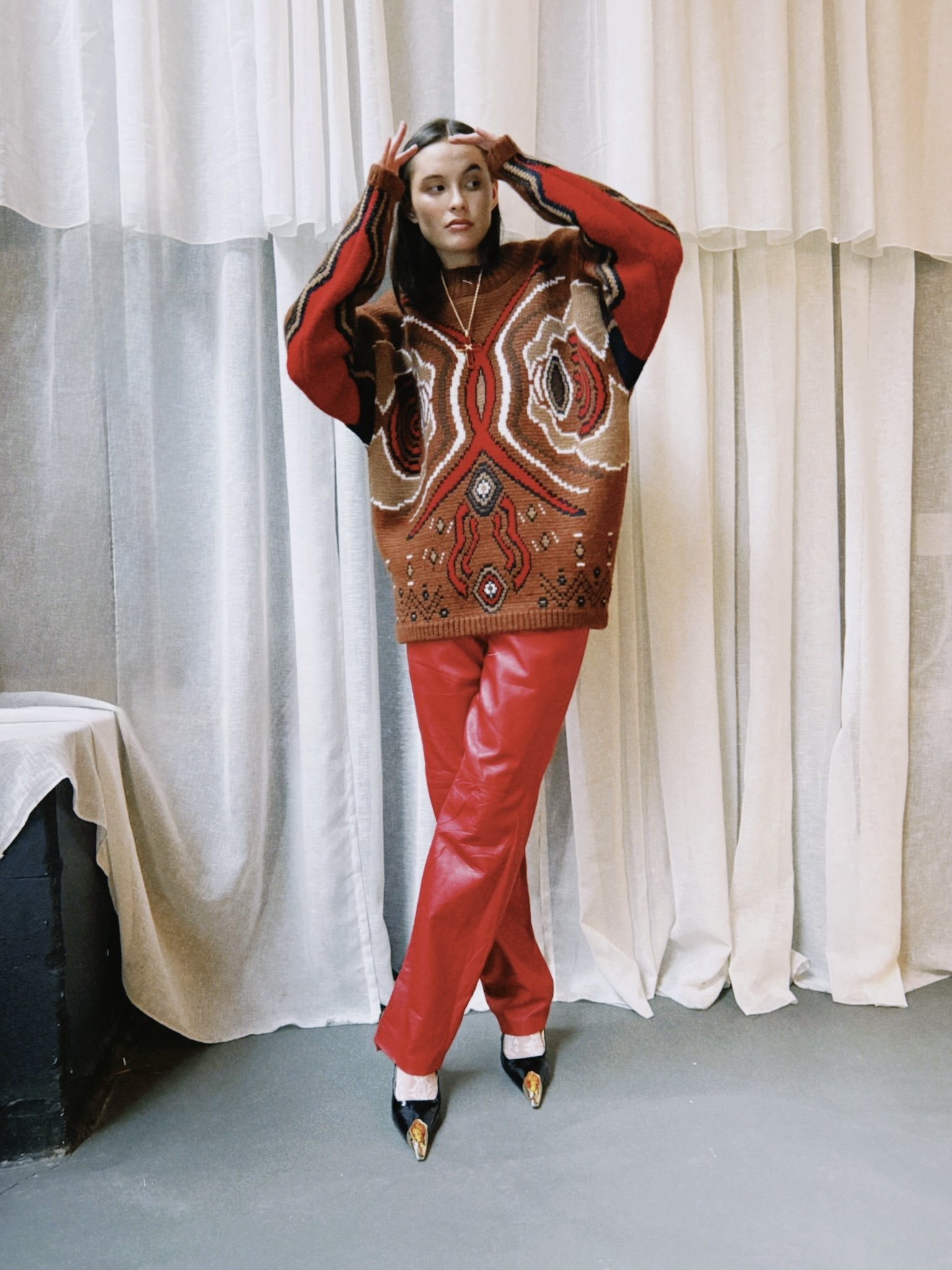 Genser brun, rød og sort