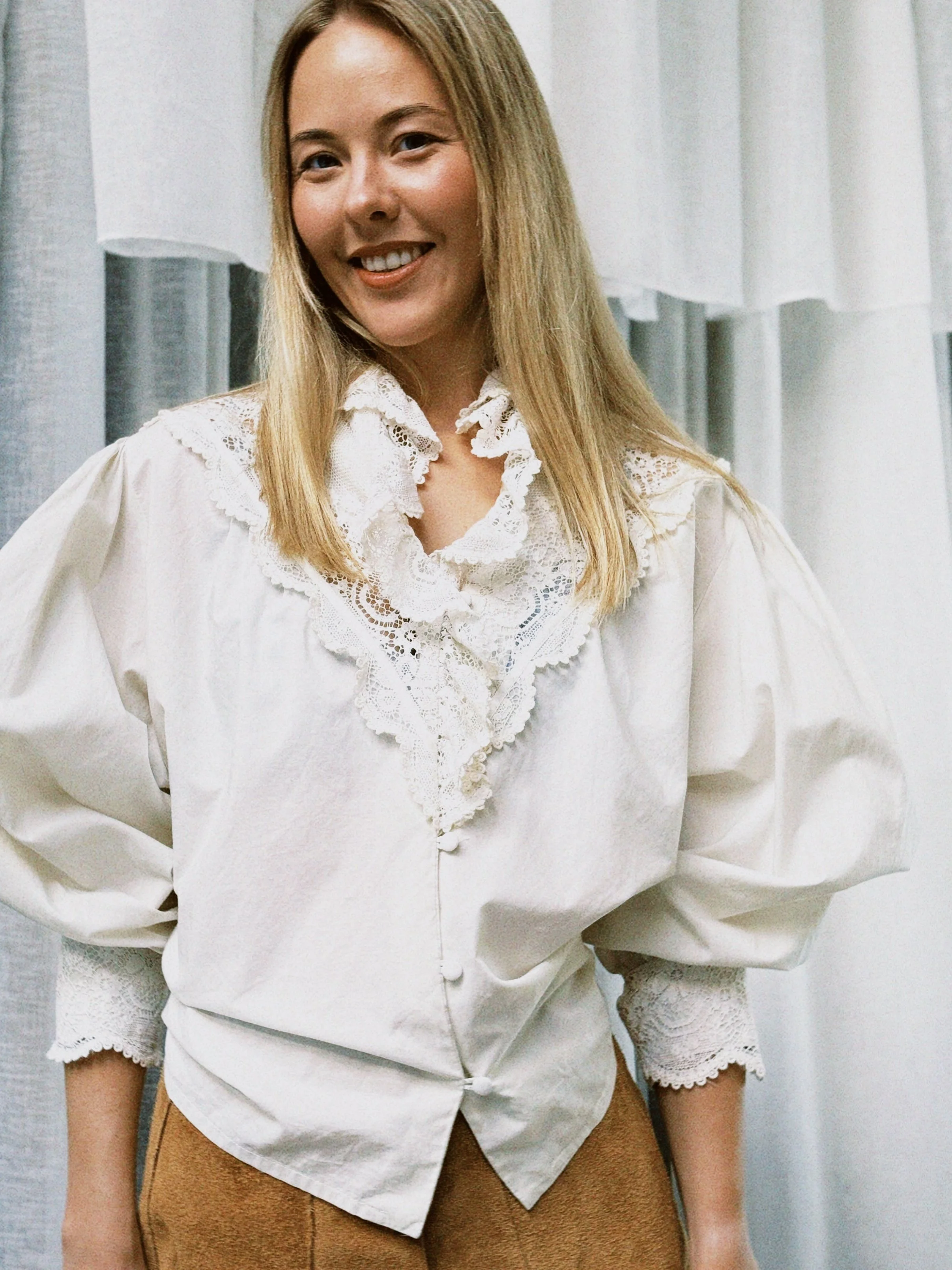 Bluse kremhvit med blonder