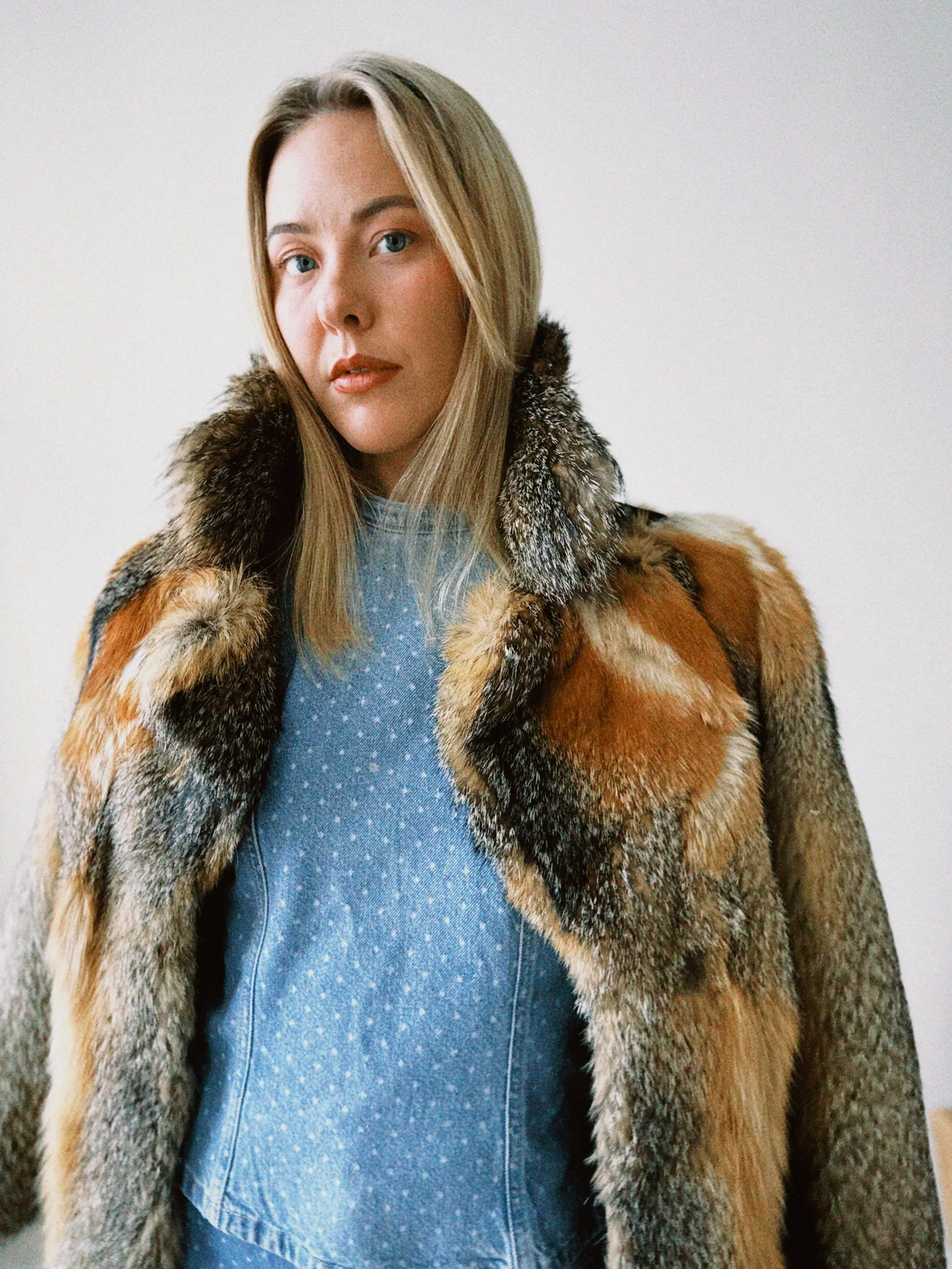 Jakke pels med sorte detaljer