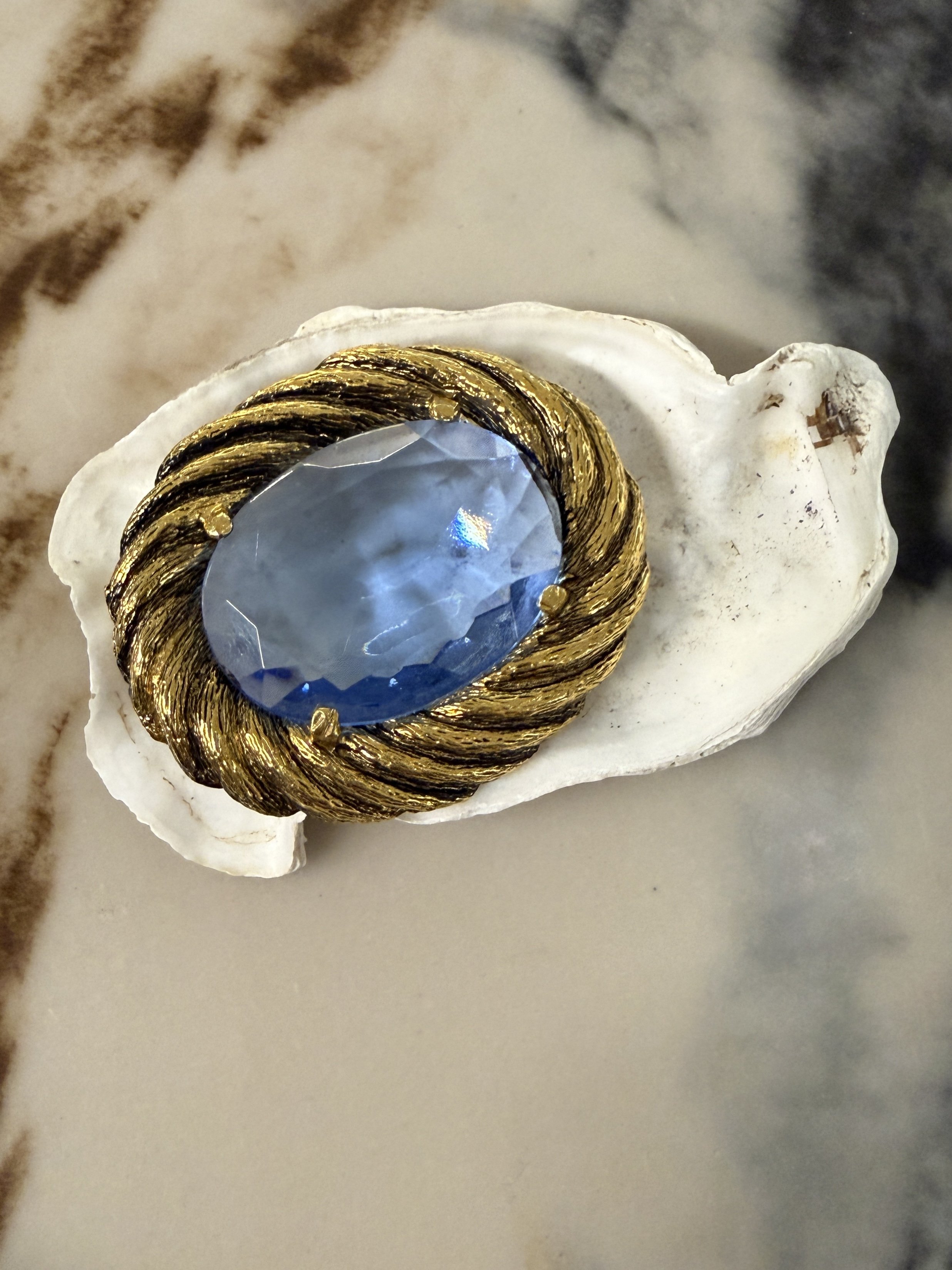 Brosje stor blå sten