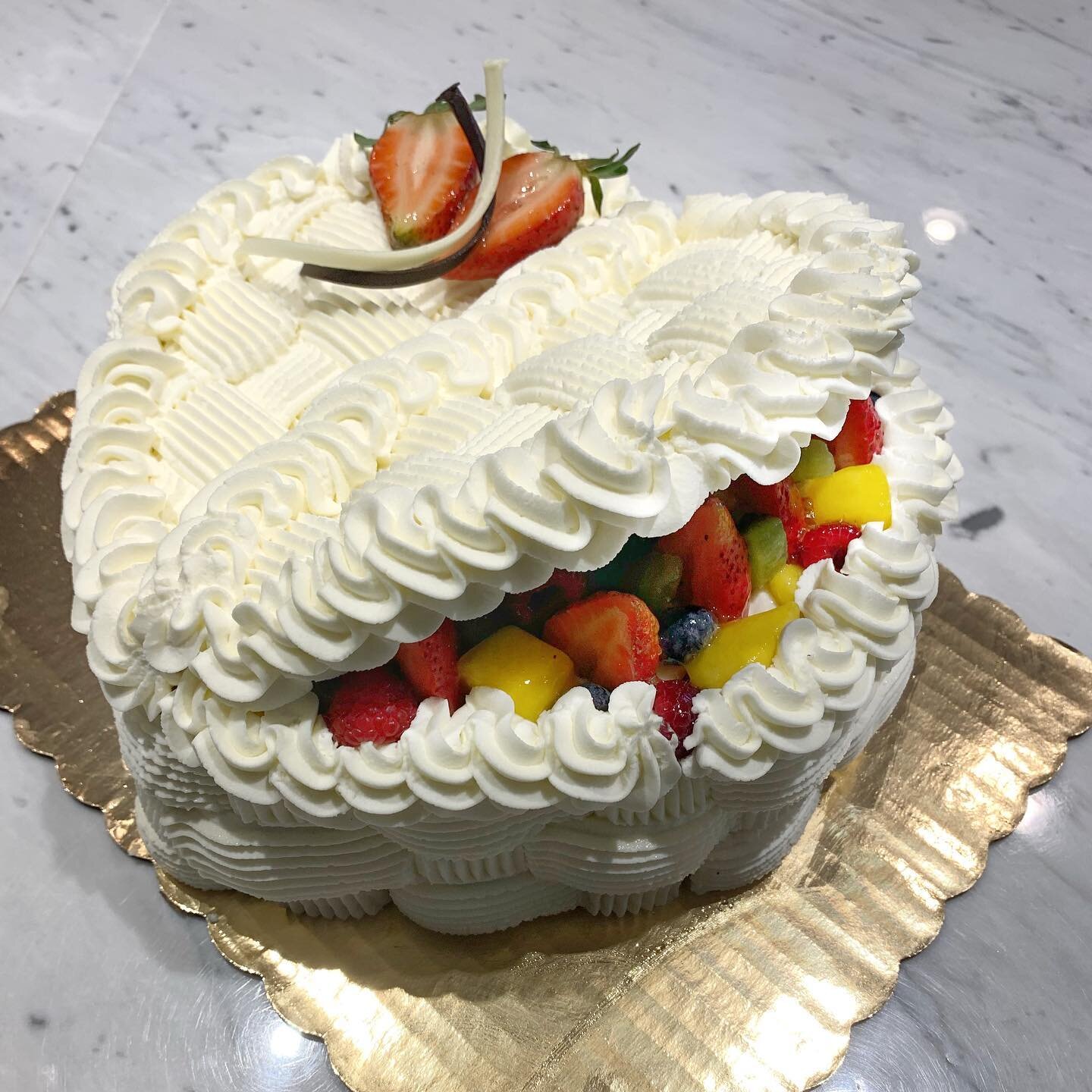 We&rsquo;re only 3 days away from Galentine&rsquo;s Day and 4 days away from Valentine&rsquo;s Day, friends! If you want to steal the show and heart of your loved one, we highly recommend this heart-shaped fruit-filled basked cake. It&rsquo;s so much
