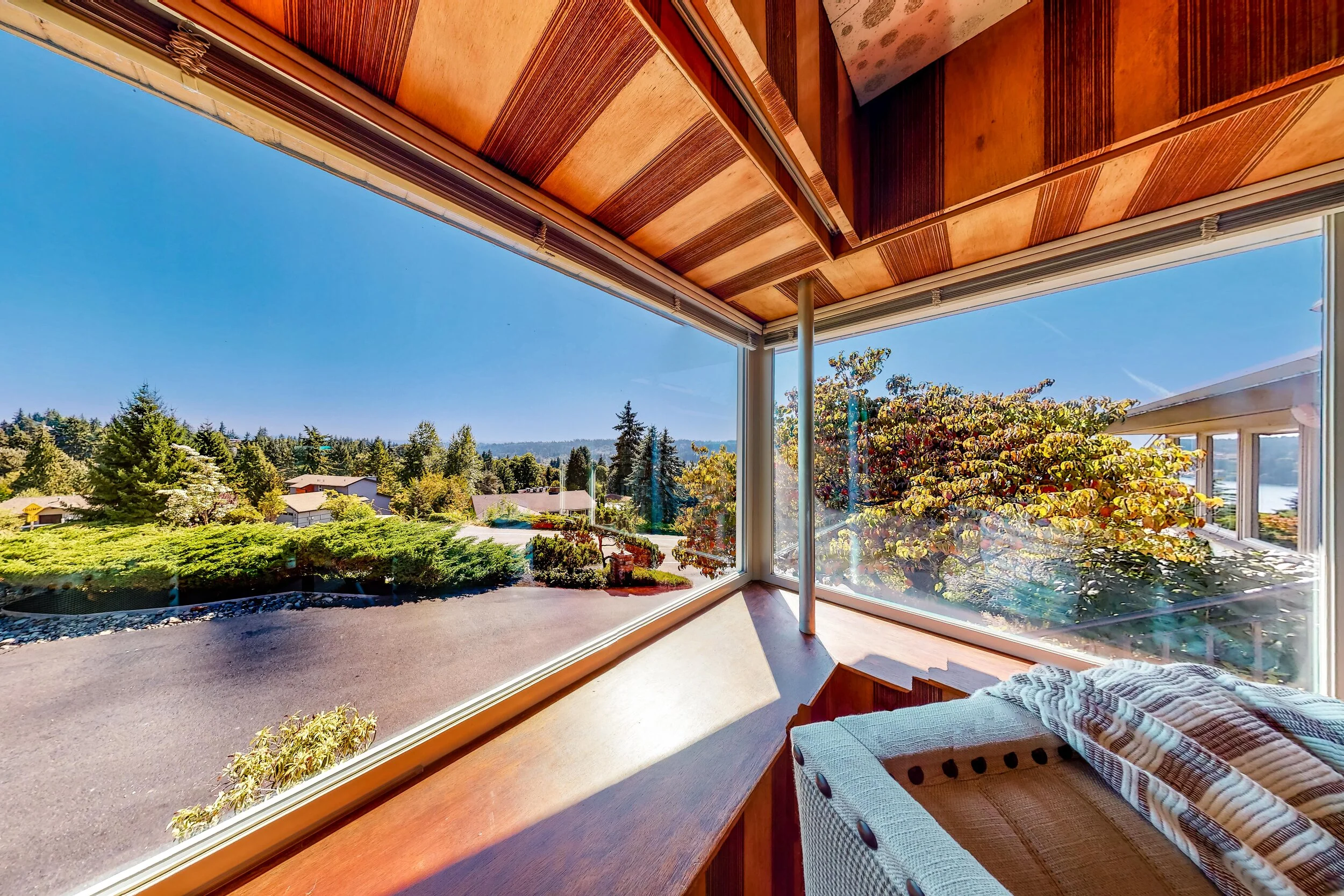 Hilltop ranch near Lake Washington