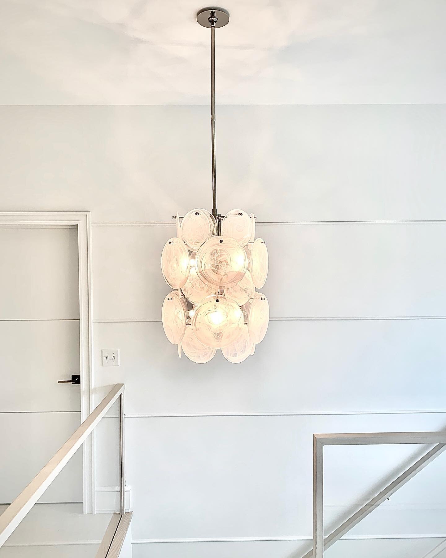 What do you get when traditional style meets modern? The Loire Barrel Chandelier by @aerin 🙌🏻
.
.
.
.
#lightingdesign #design #chandelier #glass #designdetails #stairs #lightfixtures #homedecor #nantucketlightshop #nantucket #beachhouse