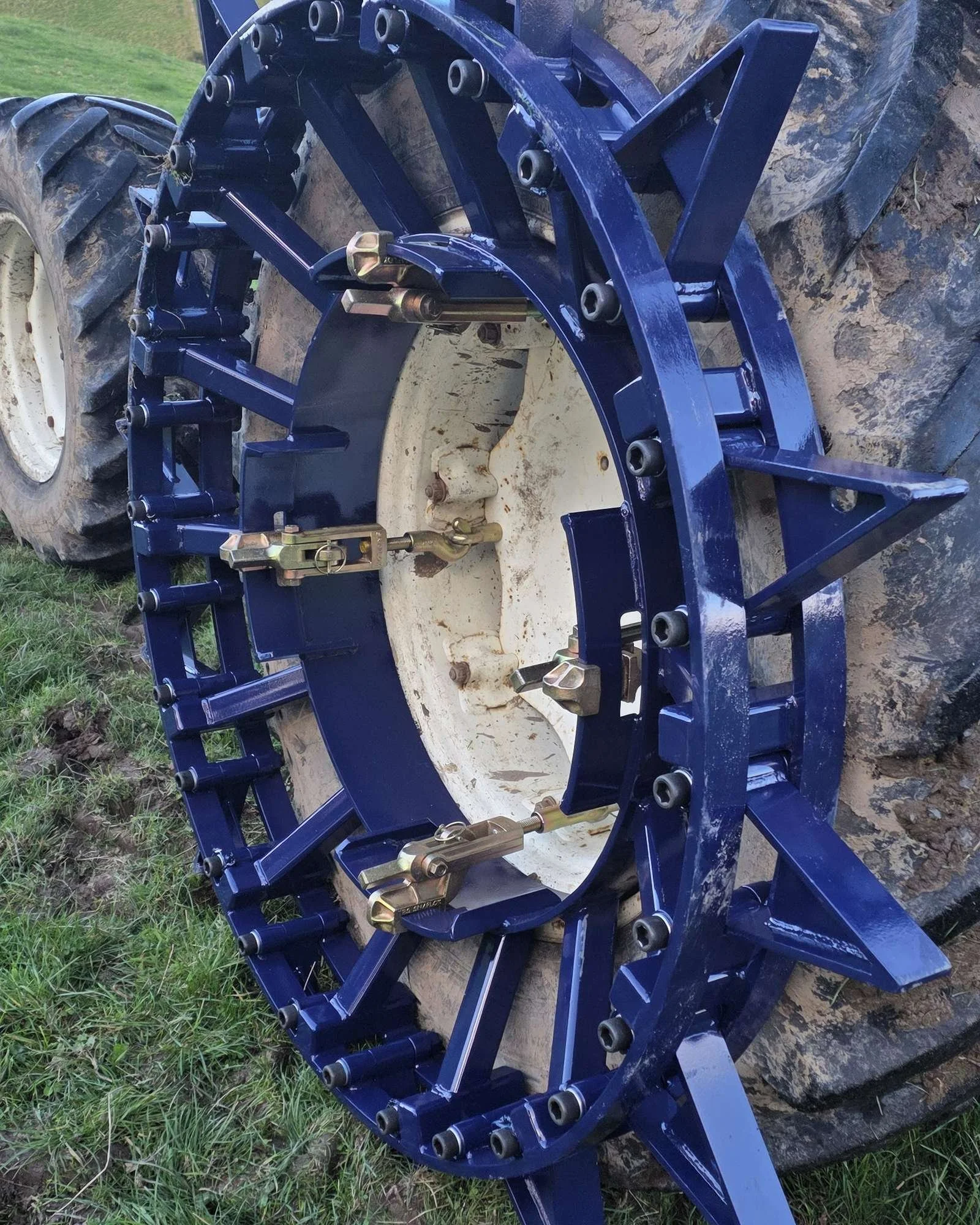 dual-wheel-steel-spikes-attachment-detail.jpg