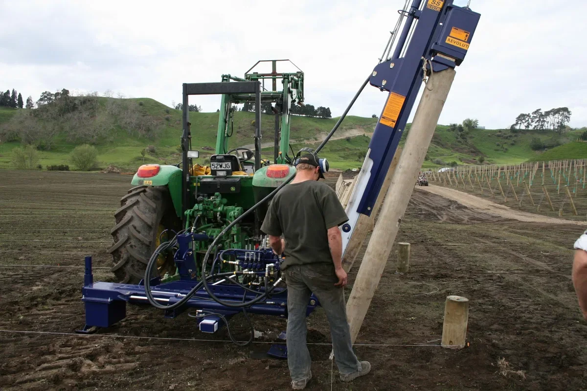 04-rpd-SS-john-deere-tractor-vineyard-compressed.webp