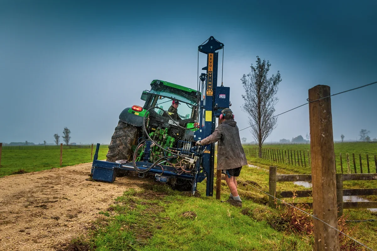 03-revolution-ss-post-driver-fencing-rainy-day-operator-guiding-post-compressed.webp