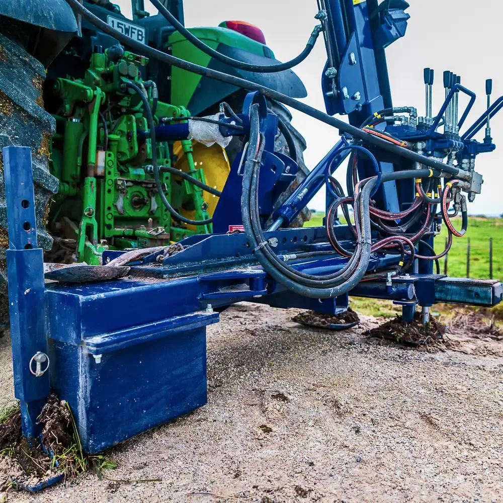 13-revolution-ss-hydraulic-mount-closeup-tractor-connection-compressed.webp