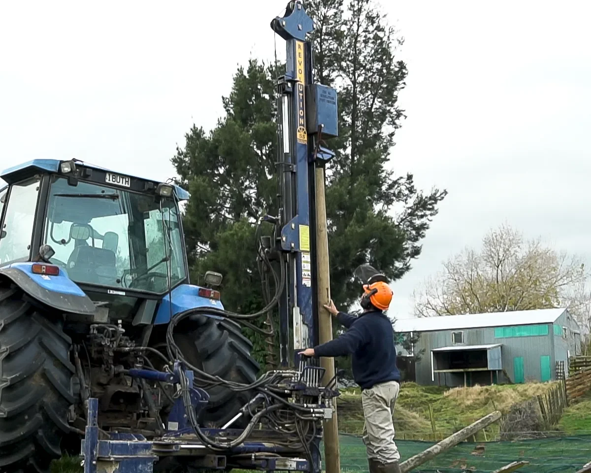 16-revolution-ss-operator-loading-post-new-holland-farm-shed-compressed.webp