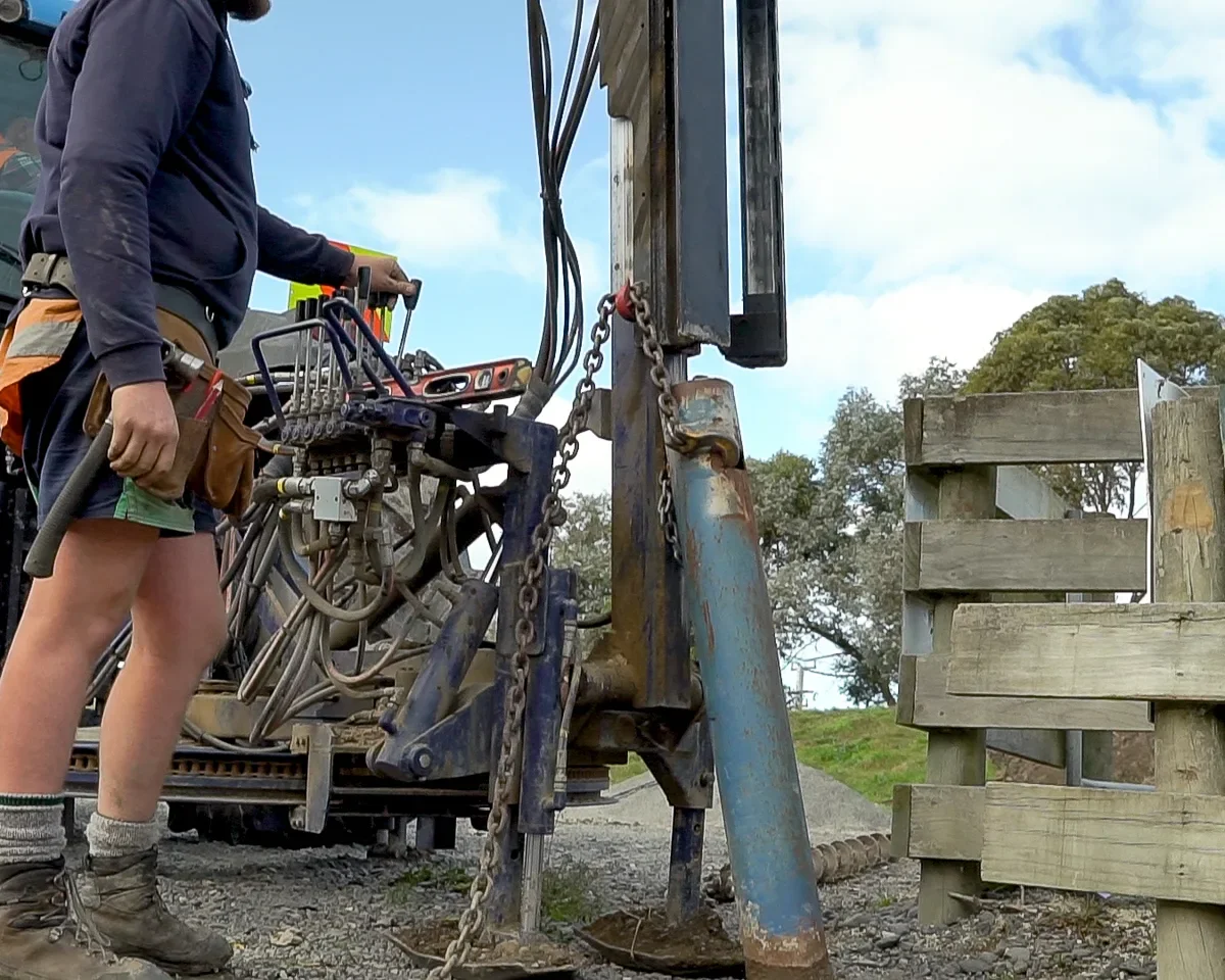 22-revolution-ss-operator-adjusting-chains-hydraulics-closeup-compressed.webp