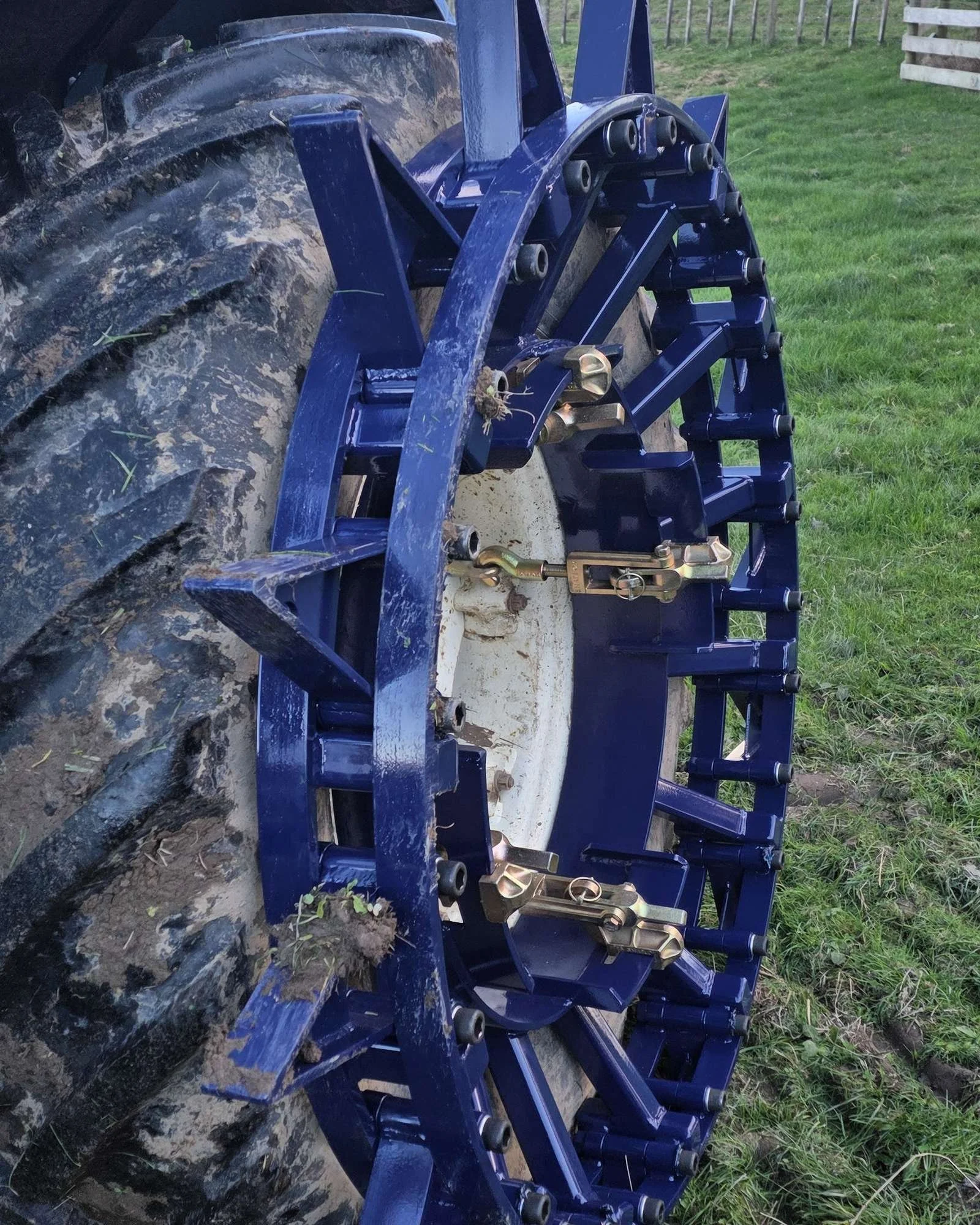 dual-wheel-steel-spikes-angle.jpg