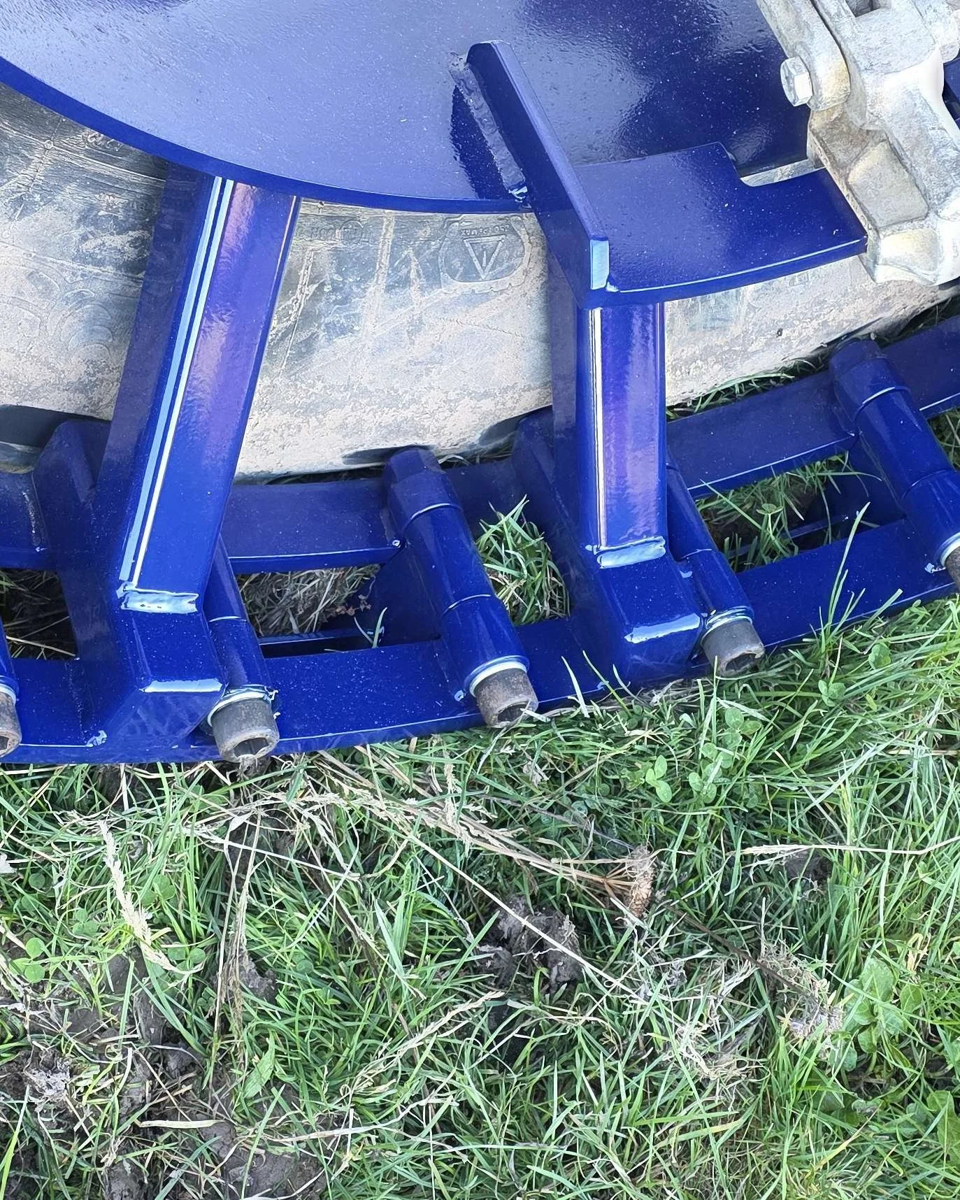 dual-wheel-steel-spikes-ground-detail.jpg