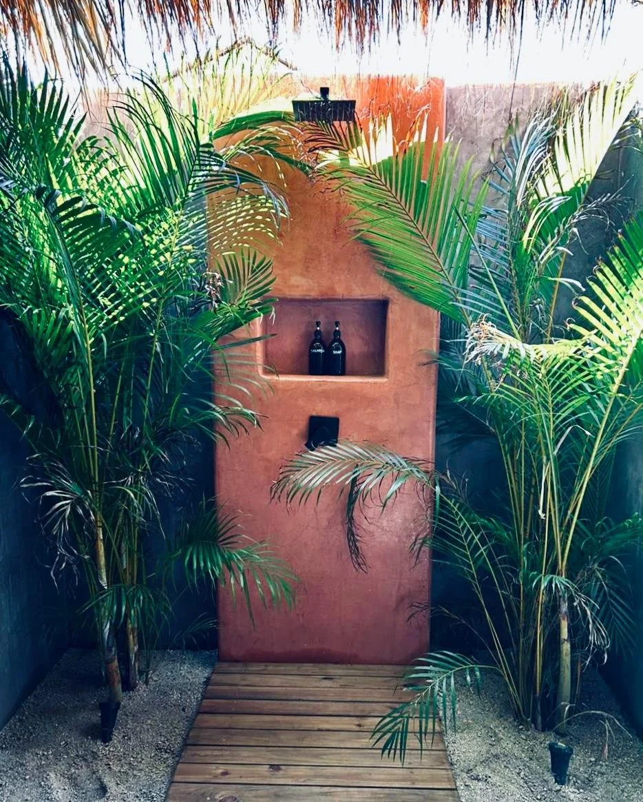 Deluxe Swim-Up Garden Shower.jpg