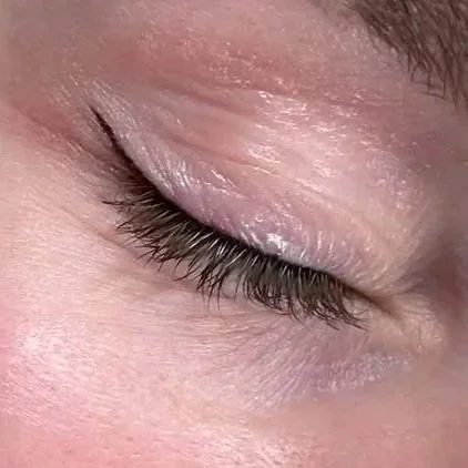 Immediate result after lash line tattoo with clean pigment placement
