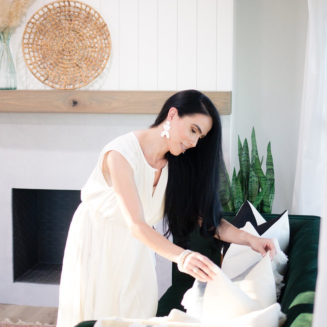 Love in the details.

Interiors: @studio.p.m 
Image: @rudyleyvas 
Earrings: @fromdusttoclay (a gift from my daughter)
Dress: @worldmarket