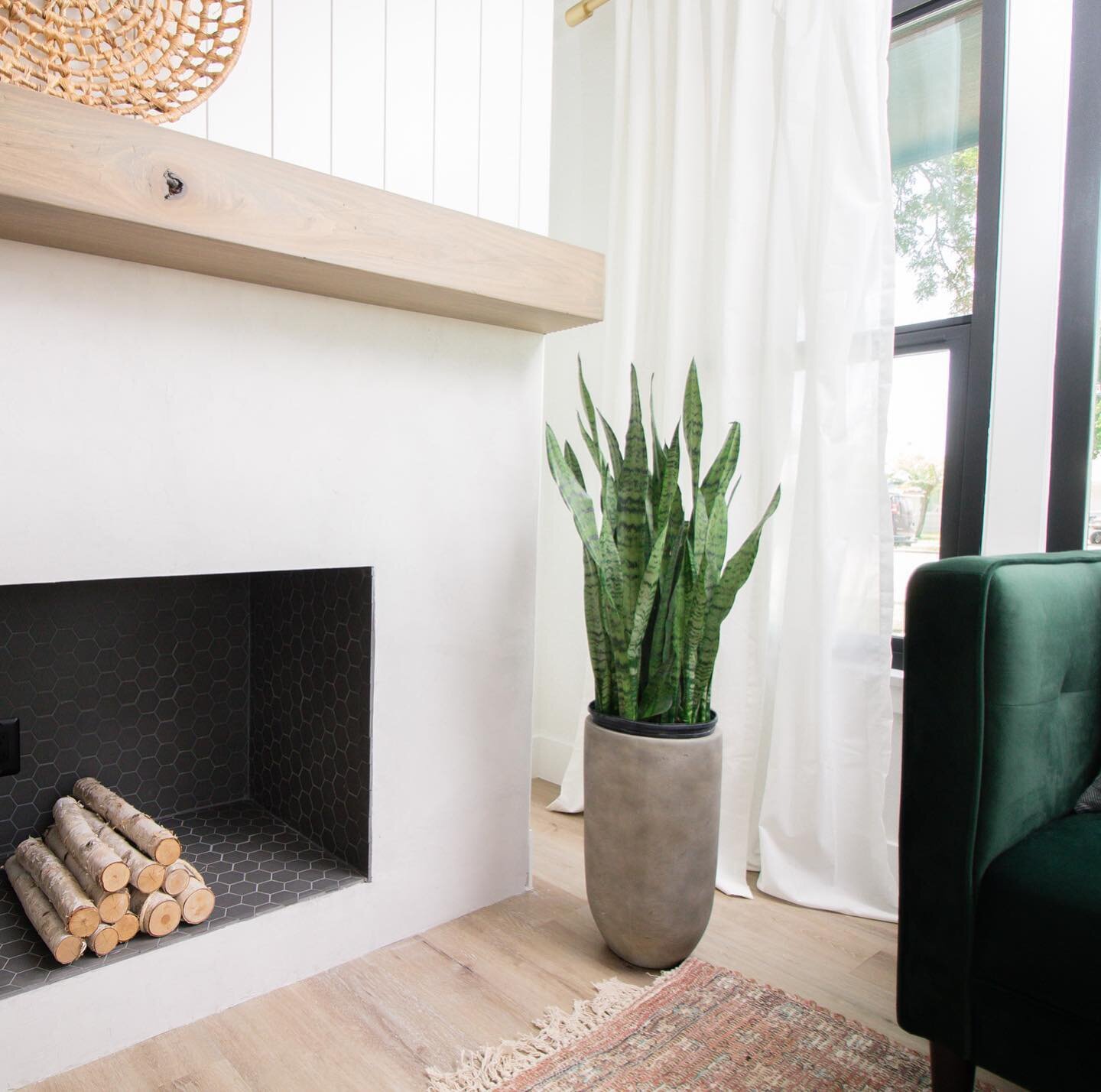 F I R E P L A C E  D E T A I L S

We used @portolapaints Roman Clay to finish the bottom half of this decorative fireplace. Love the cloudy effect and the concrete texture that it brings to the space. We used a matte charcoal hex tile for the insert 
