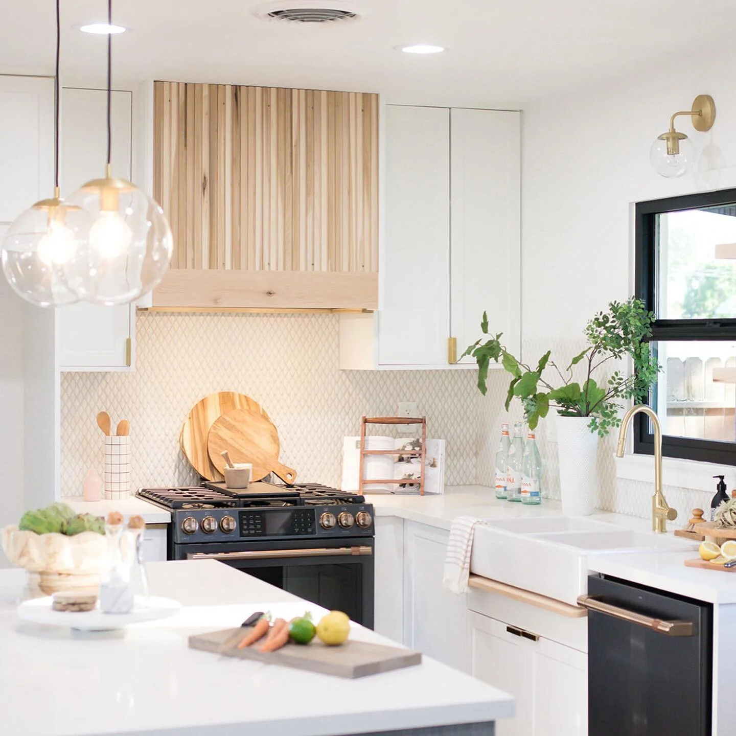 P R O J E C T | O R A N G E
Today we are sharing all the details of our #ProjectOrange Kitchen.  Comment your favorite part 👇🏼👇🏼👇🏼
.
.
.
The dual-colored cabinets are from @semihandmade . We used their Suppermatte shaker in white for the uppers