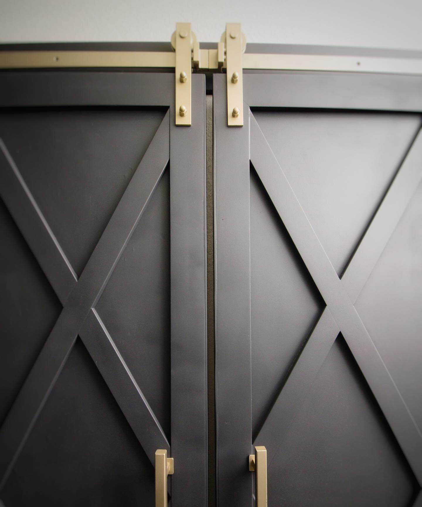 P R O J E C T | R E V E A L
.
.
.
SWIPE | To | View
.
Our client needed to add some personality to her work space. So we added a couple fun wall treatments and finished them in deep moody colors. She also needed functionality for staff offices and st