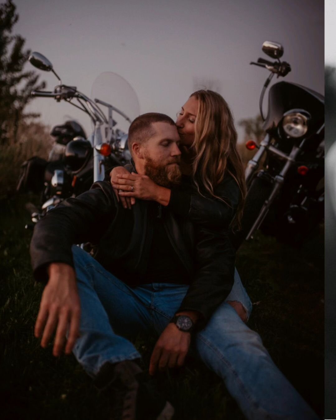 Bikes, hot couple, golden hour, and a few mosquito bites 🩶🫶 

.
.
. 

#wainfleet #portcolborne #engagementphotographer #niagaraphotographer #niagaraweddingphotographer #foxpresets #niagaraengagementshoot #niagaraengagementphotography