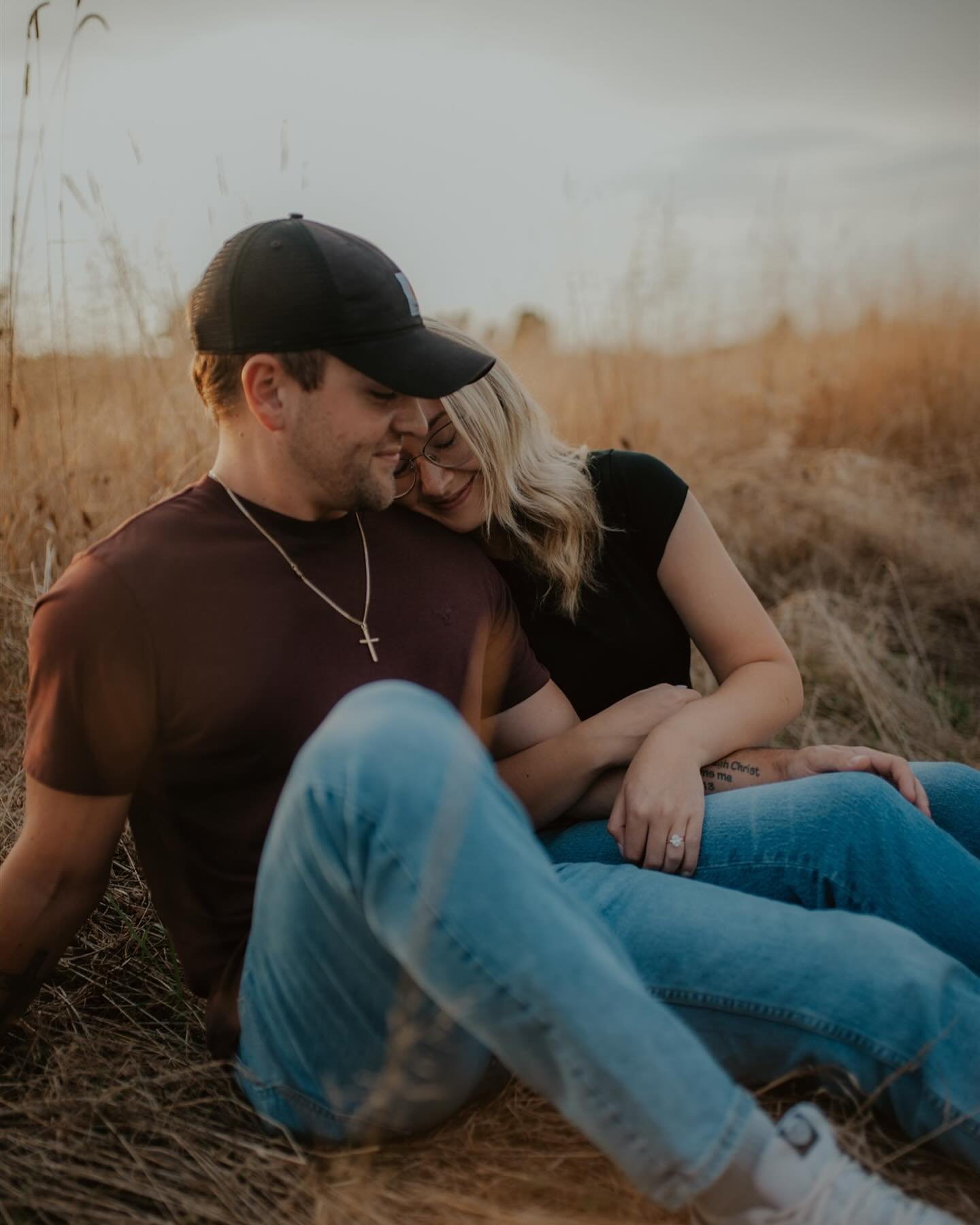 A field, a sunset &amp; a sweet couple 🫶🌾✨🥰
.
.
.
#portcolbornephotograpger #niagaraengagementphotographer #engagement #niagaraweddingphotographer #portcolborne #engagementphotographer #niagara #wainfleetphotographer