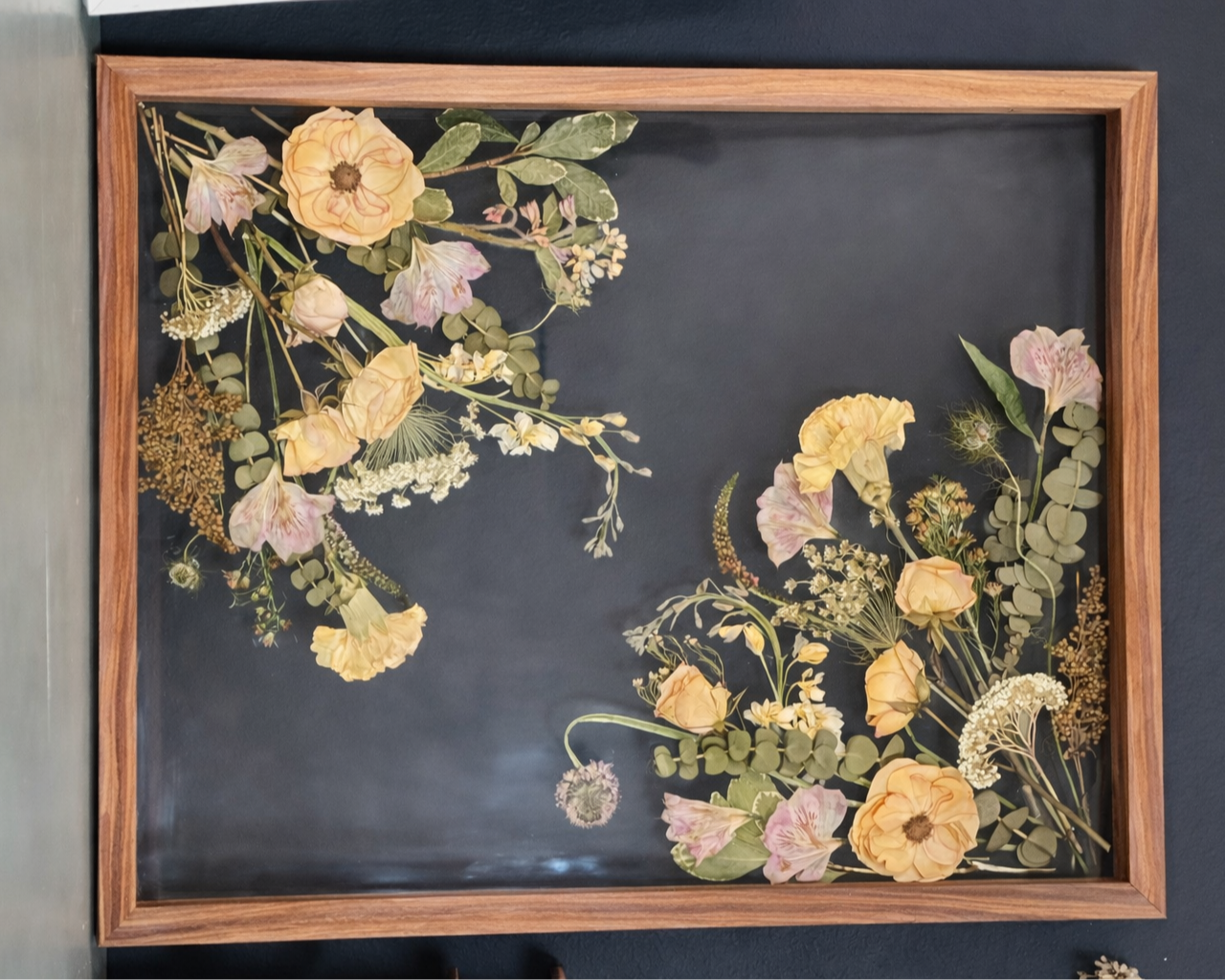Pressed+flowers+in+a+wooden+frame.png