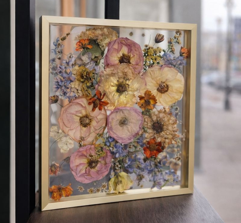 Pressed+flowers+in+gold+frame.png
