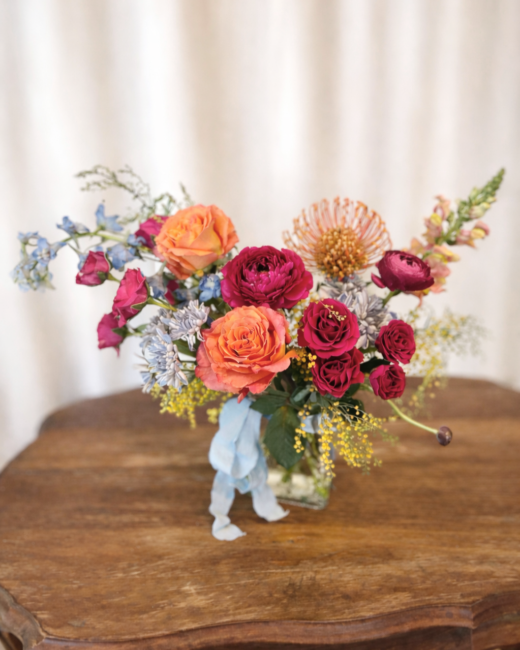 Vibrant%252Bbouquet%252Bon%252Brustic%252Btable.png